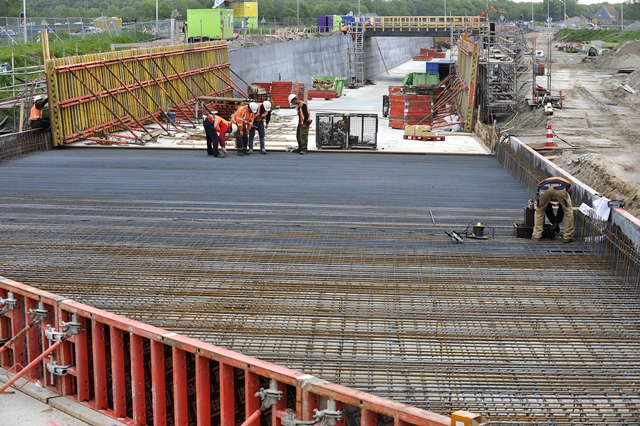 Jzervlechters zetten de wapening van een autotunnel in de provinciale weg bij Oosterwolde vast.  Ze werken in opdracht van Friso Civiel uit Sneek en Mobilis uit Apeldoorn, die in totaal acht tunnels voor auto's, drie viaducten en twee grote onderdoorgangen in de N381 aanleggen. De bouwers kregen de klus van de bouwcombinatie Boskalis/MNO Vervat, die het deel tussen Drachten en Oosterwolde aanpakt. De weg tussen Drachten en Drentse grens wordt tot Donkerbroek een dubbelbaans weg met tweemaal een dubbel rijstrook. In de de 26 kilometer lange asfaltweg komen negentien kunstwerken. De aanleg is in drie parten opgedeeld. Infra Heijmans Integrale Projecten en Gebr. Van der Lee hebben elk ook een deel.