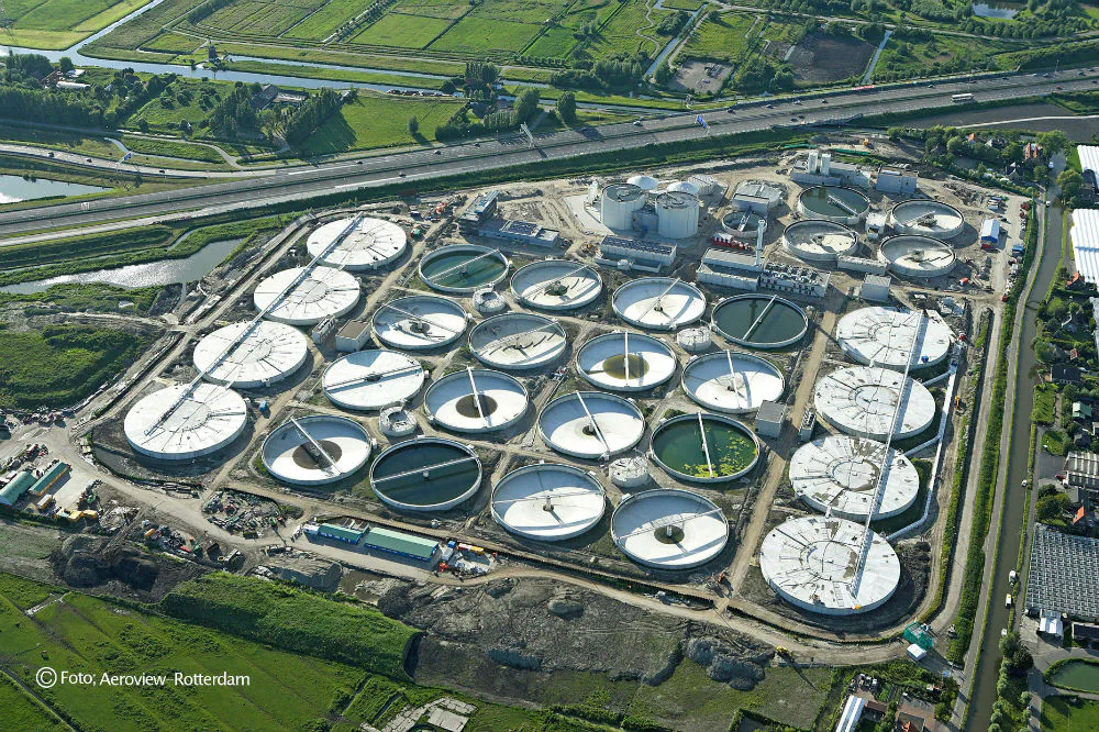 De installatie van waterzuivering Harnaschpolder. Foto Aeroview-Rotterdam