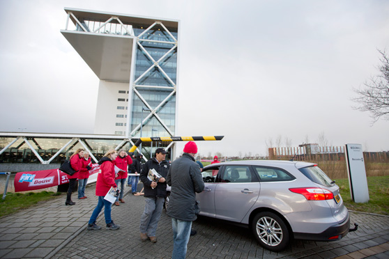 Archieffoto 2015: FNV Bouw voerde actie voor de deur van Bouwend Nederland. Nu strijden de twee organisaties samen met CNV Vakmensen. Foto: Jeroen Poortvliet