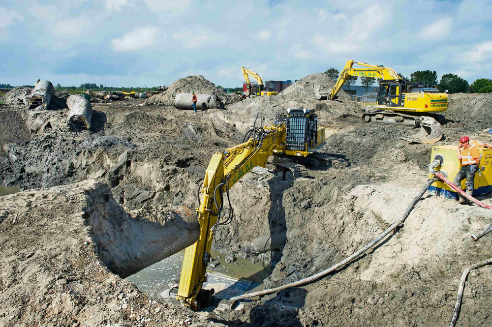 Hoorn, 14 september 2015. WERKEN AAN DE NIEUWE WESTFRISIAWEG. Graafmachines zorgen er bij Westwoud voor dat oude rioleringen die nu nog onder een een bestaande fietstunnel lopen worden weggehaald om daarna op een andere plek weer te worden aangesloten. foto Martin Mooij
Opdracht redacteur van Cobouw (een dame)