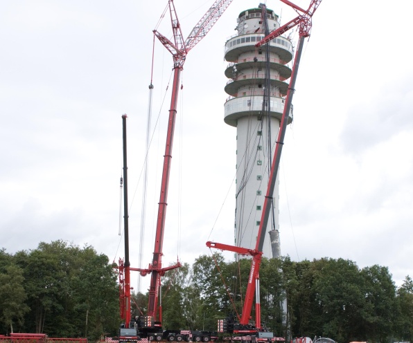 Het opruimen van de brokstukken van de zendmast aan en rond de tv-toren in Hoogersmilde (Drenthe) zal zeker nog 3 tot 4 weken duren.
Technici en medewerkers van een takelbedrijf zijn vandaag begonnen met het verwijderen en losknippen van brokstukken en delen van de ingestorte zendmast die nog aan de tv-toren hangen.
Dat moet heel voorzichtig gebeuren vanwege instortingsgevaar, aldus de woordvoerder. ''Het gaat om heel veel kilo's staal en heel veel meters kabel.''
De kapotte delen die aan de toren hangen, worden gedemonteerd en door grote kraanwagens weggetakeld. Eind deze week wordt een begin gemaakt met het weghalen van de grote brokstukken die in de weilanden rond de tv-toren liggen.
De zendmast stortte anderhalve week geleden in na een brand op 180 meter hoogte.