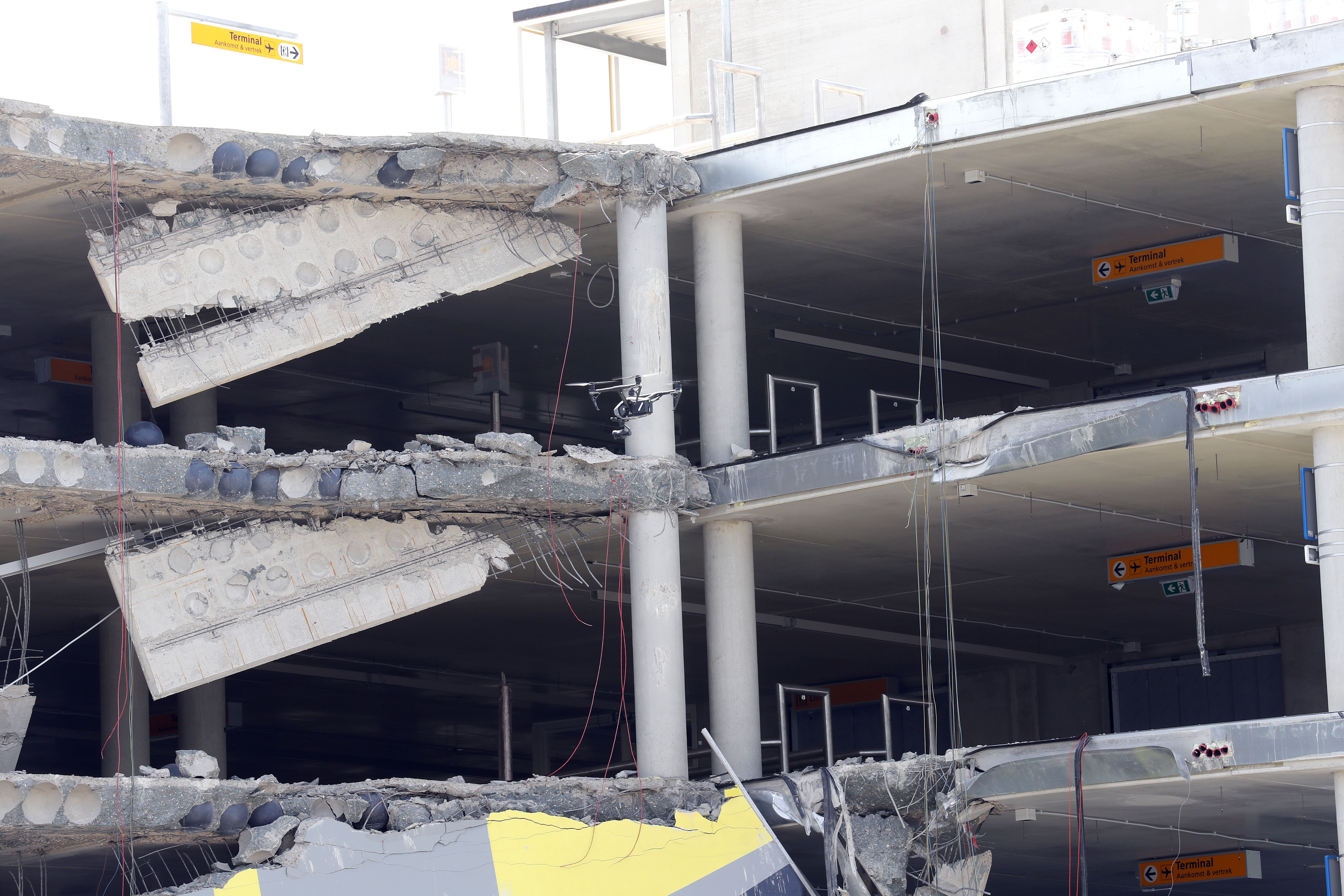 Onderwerp : Eindhoven parkeergarage stort in bij Eindhoven Airport
Fotograaf   : Bert Jansen
Datum :28-05-2017
Categorie : @2@ 
Trefwoorden : edag