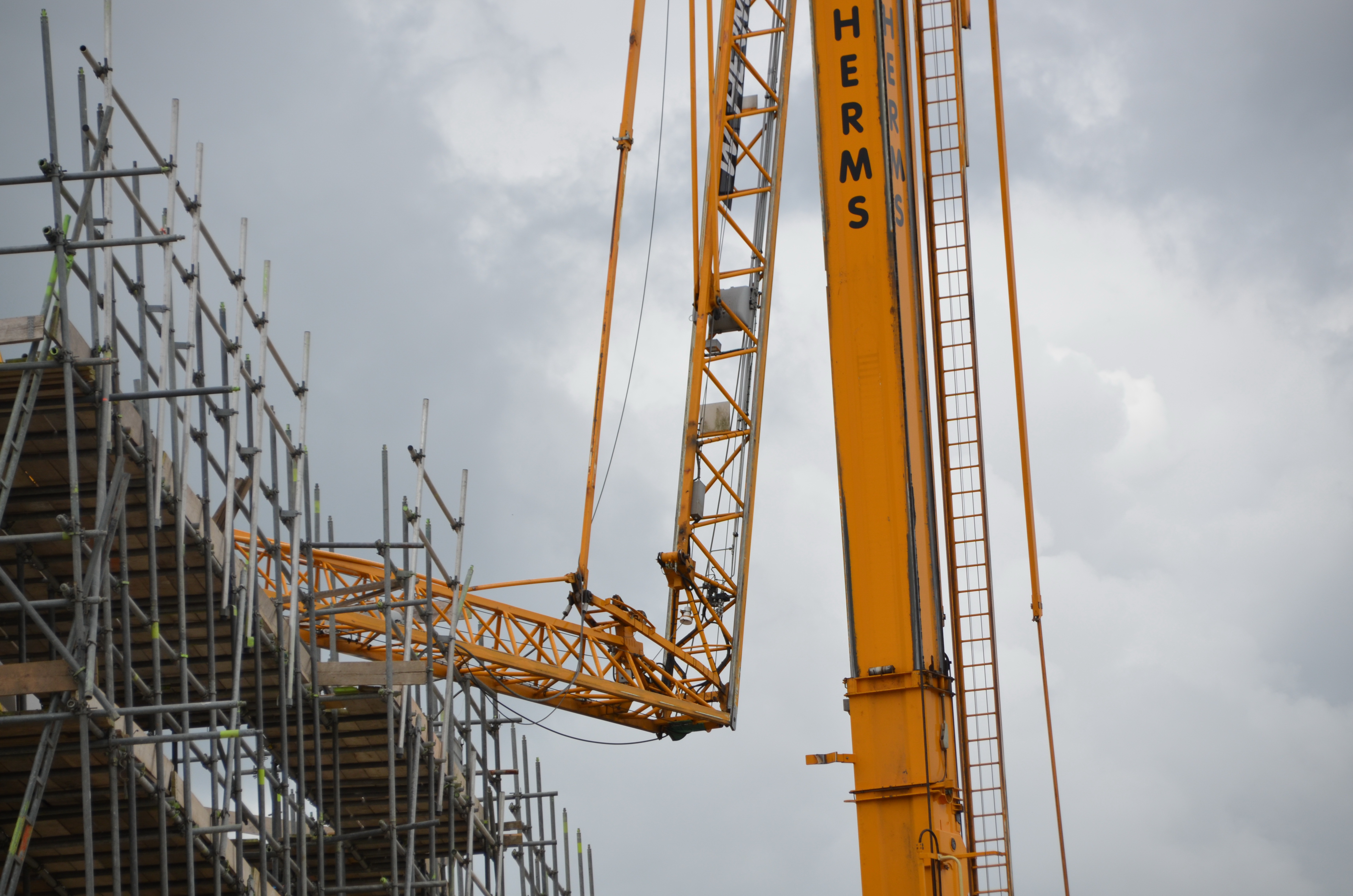 2017-06-12 15:36:00 Harderwijk - Op een bouwterrein aan het Waterfront in Harderwijk is maandagmiddag 12 juni een hijskraan voor gedeelte ingestort. Voor zover bekend raakte er niemand gewond bij het instorten. De arm van de hijskraan is door nog onbekende oorzaak voor een gedeelte afgeknapt. De brandweer is ter plaatse gekomen om te bekijken of de situatie veilig is.