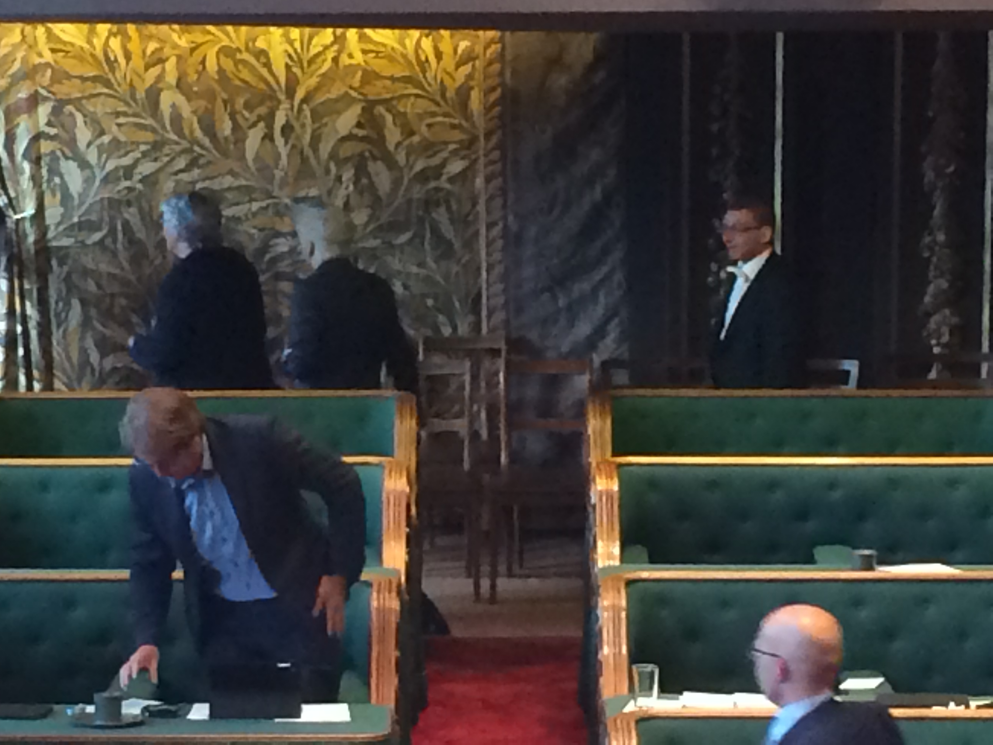 Plasterk en De Vries verlaten samen de zaal op 4 juli 2017.  