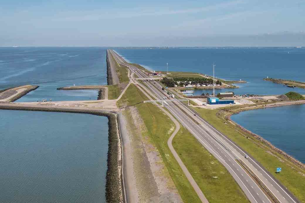 Afsluitdijk weer open na spoedreparatie: verzakking bij spuisluizen aangepakt
