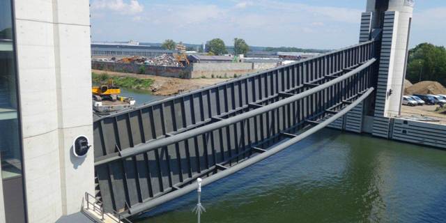 Sinds zondagmiddag is de hefdeur scheefgezakt. Foto: Rijkswaterstaat