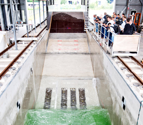 stormproef deltares om oud asfalt op dijken te testen 