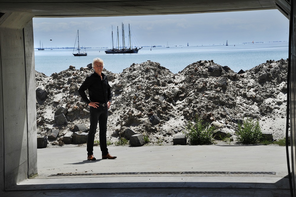 Tjalling Dijkstra, programmamanager van De Nieuwe Afsluitdijk, heeft zijn kantoor in Kornwerderzand op de Afsluitdijk zelf. Zijn bureau Zenit-bgo is gevestigd in het voormalige raadhuis van de gemeente Boarnsterhim in Grou.