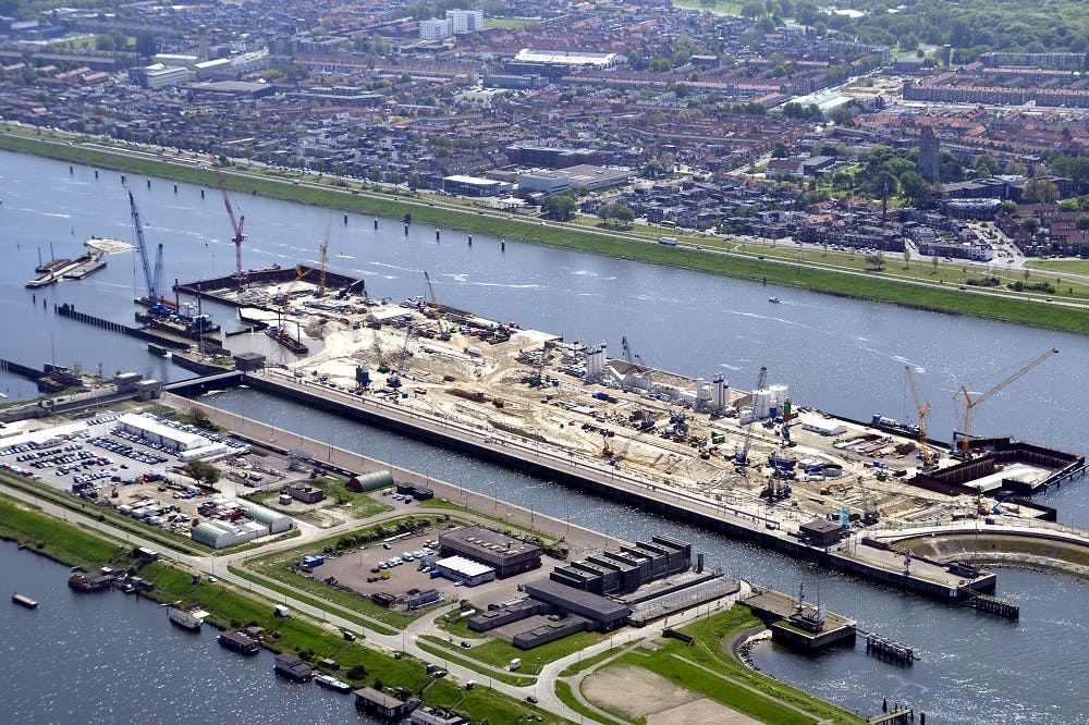 Zeesluis IJmuiden in aanbouw