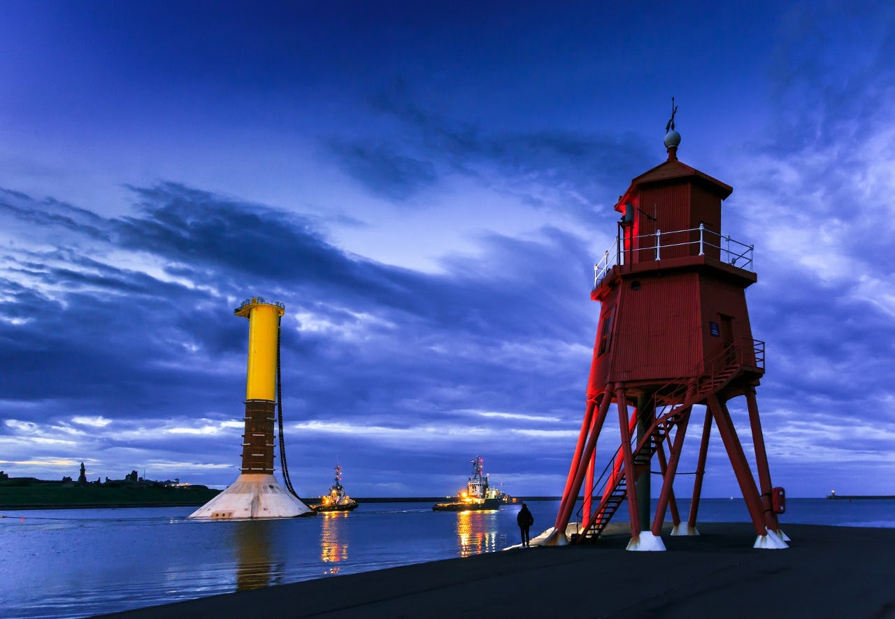 BAM vaart zogeten gravity based funderingen uit bij de kust van Blyth