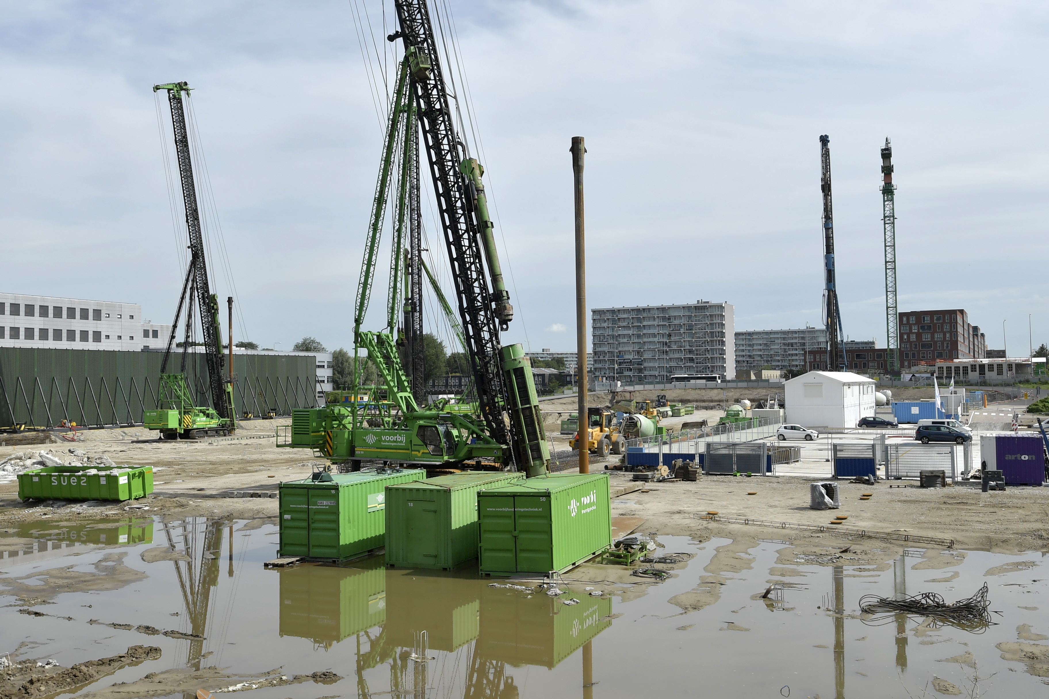 AMSTERDAM - Voor de de bouw van het nieuwe, internationale hoofdkantoor ING aan de Frankemaheerd  wordt gewerkt aan de fundering. De ontwikkeling van het nieuwe kantoor (24.000 m2) en de transformatie van het huidige hoofdkantoor (52.000 m2 in de Amsterdamse Poort) wordt uitgevoerd door OVG Real Estate en G&amp;S Vastgoed. Benthem Crouwel Architects is door ING geselecteerd voor de nieuwbouw van haar internationale hoofdkantoor. Medio 2019 is het nieuwe pand gereed.