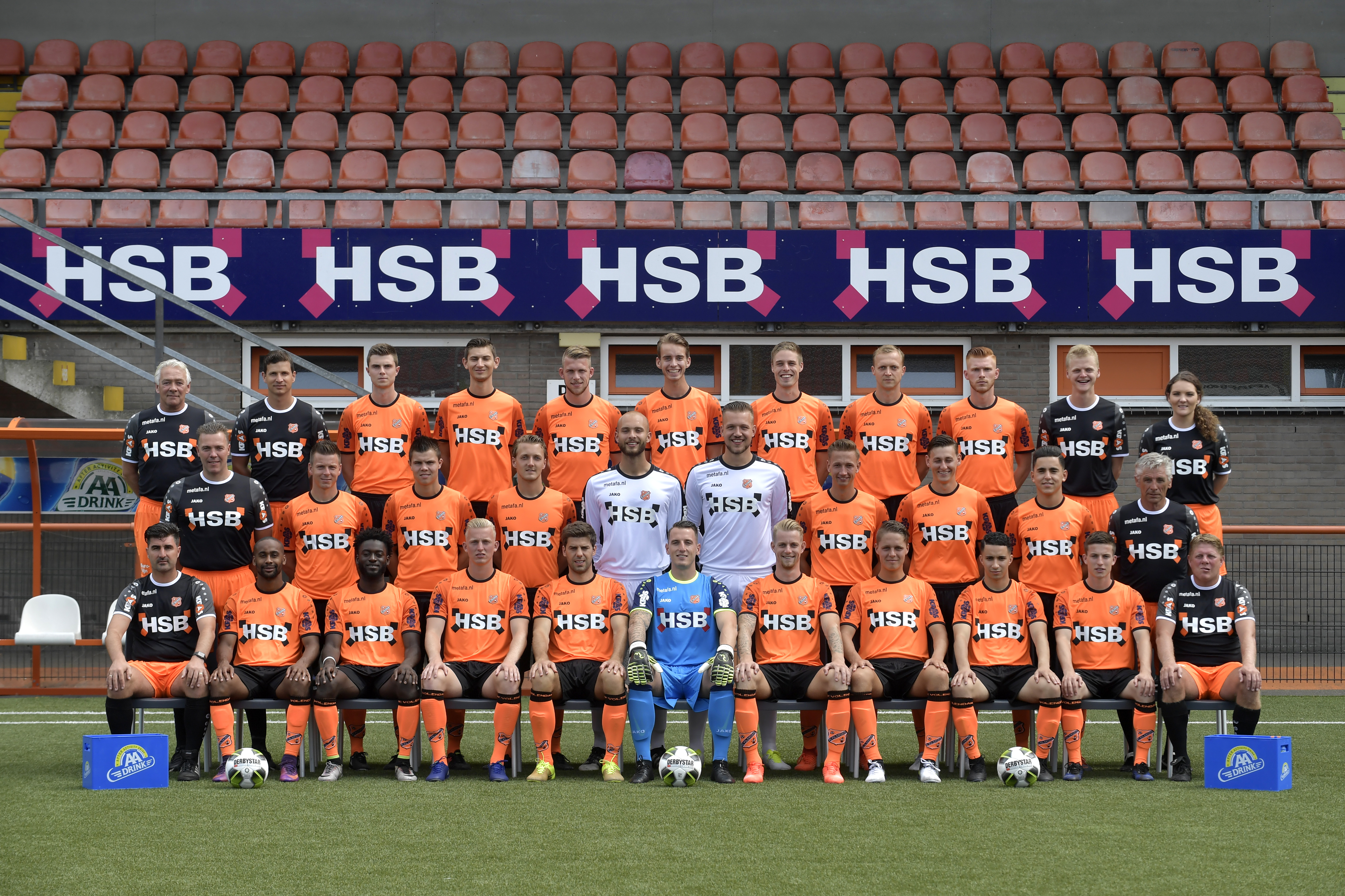 2017-07-06 15:05:27 VOLENDAM  - Groepsfoto van voetballers en staf bij FC Volendam in het seizoen 2017-2018, 

ANP - COPYRIGHT DIJKSTRA BV