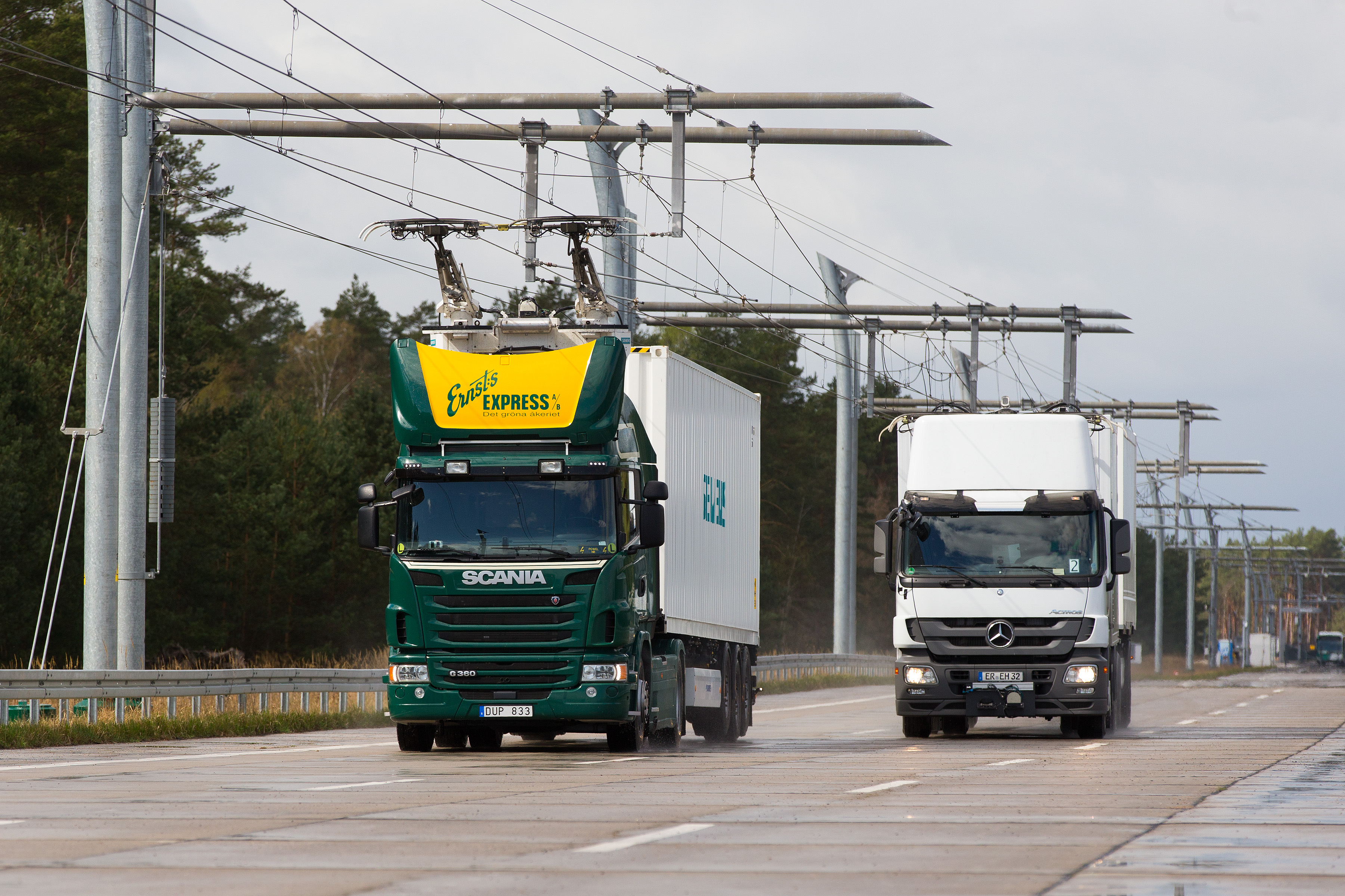 Der eHighway ist eine zuverlässige und umweltschonende Alternative zum herkömmlichen Lkw-Transport. Er versorgt Lkw über eine Oberleitung mit Strom. Das sorgt nicht nur für eine Halbierung des Energieverbrauchs sondern auch für eine Verringerung der lokalen Luftverschmutzung. Im Vergleich zu Verbrennungsmotoren ist die Technologie damit doppelt so effizient. 

eHighway is a reliable and environmentally friendly alternative to standard truck transport that supplies trucks with power from an overhead contact line. This means that not only is energy consumption cut by half, but local air pollution is reduced too, making the technology twice as efficient as internal combustion engines.