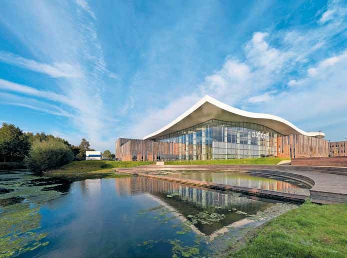 Het hoofdkantoor van Liander in Duiven is het grootste circulaire kantoor in Nederland. VolkerWessels en RAU architecten vertaalden de wensen van de opdrachtgever, waaronder circulariteit en energiepositiviteit in een een complex van vijf bestaande gebouwen die zijn
uitgebreid en overkapt door een klimaatkas met zwevend dak. In 2015 is het kantoor opgeleverd. Het is één van de projecten die in het boek Building a Cicular Future worden behandeld. Foto: VolkerWessels