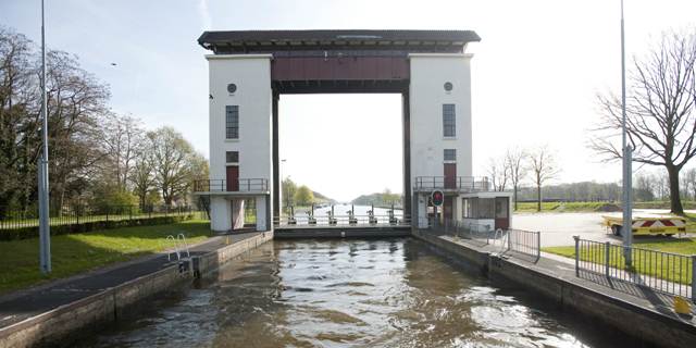 De bestaande sluis bij Eefde met de monumentale heftorens 