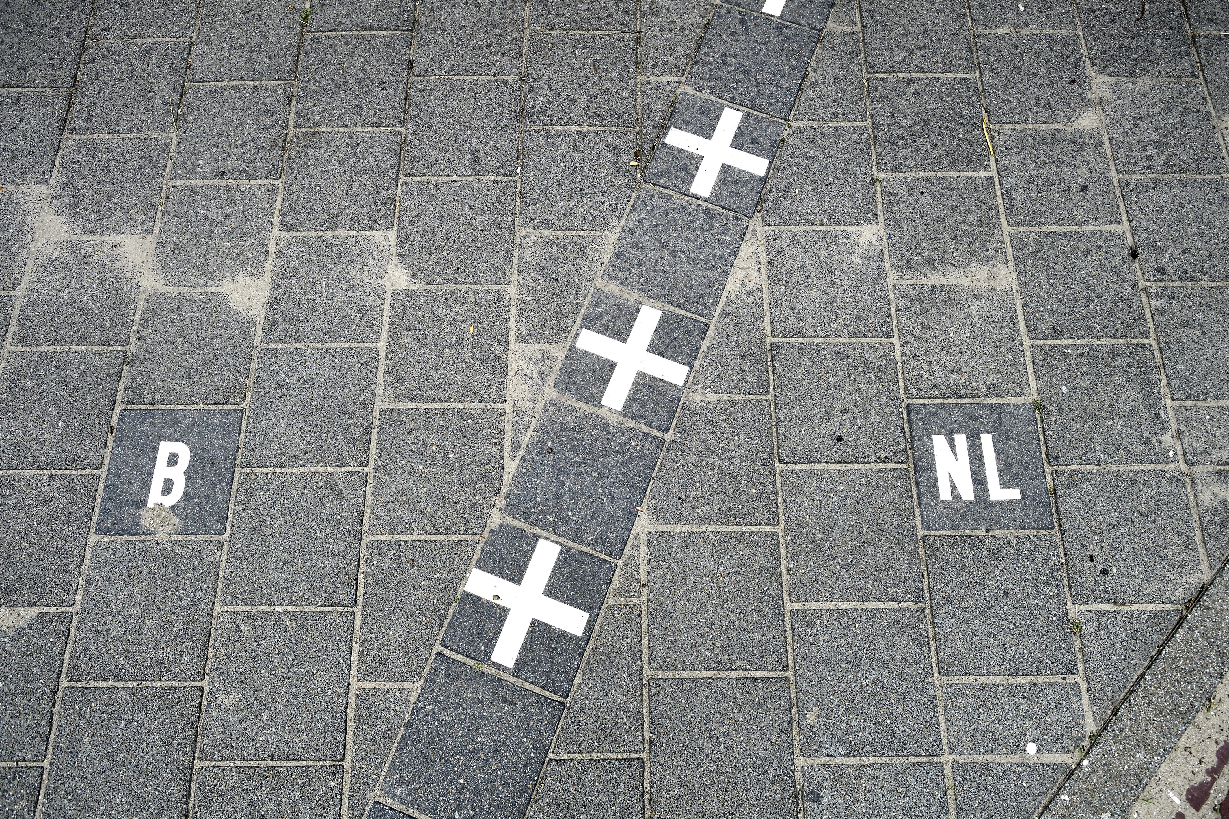 02082017 Cobouw Verhaal Yvonne Ton
Bouwen in de Grensstraak omgeving Limfa terrein Baarle Nassau. Grens tussen nederland en Belgie in de stoep. Foto Erald van der Aa