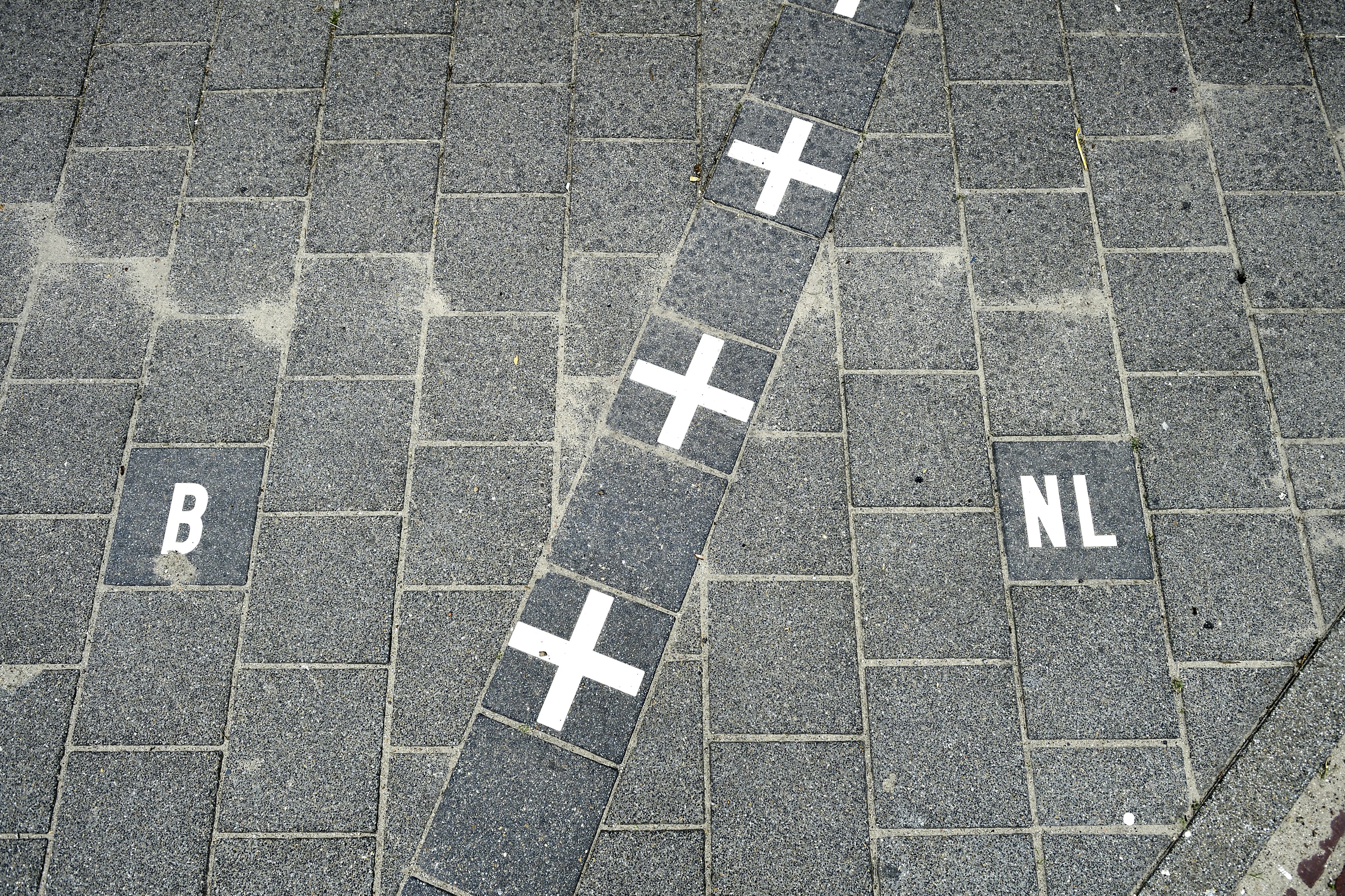 02082017 Cobouw Verhaal Yvonne Ton
Bouwen in de Grensstraak omgeving Limfa terrein Baarle Nassau. Grens tussen nederland en Belgie in de stoep. Foto Erald van der Aa