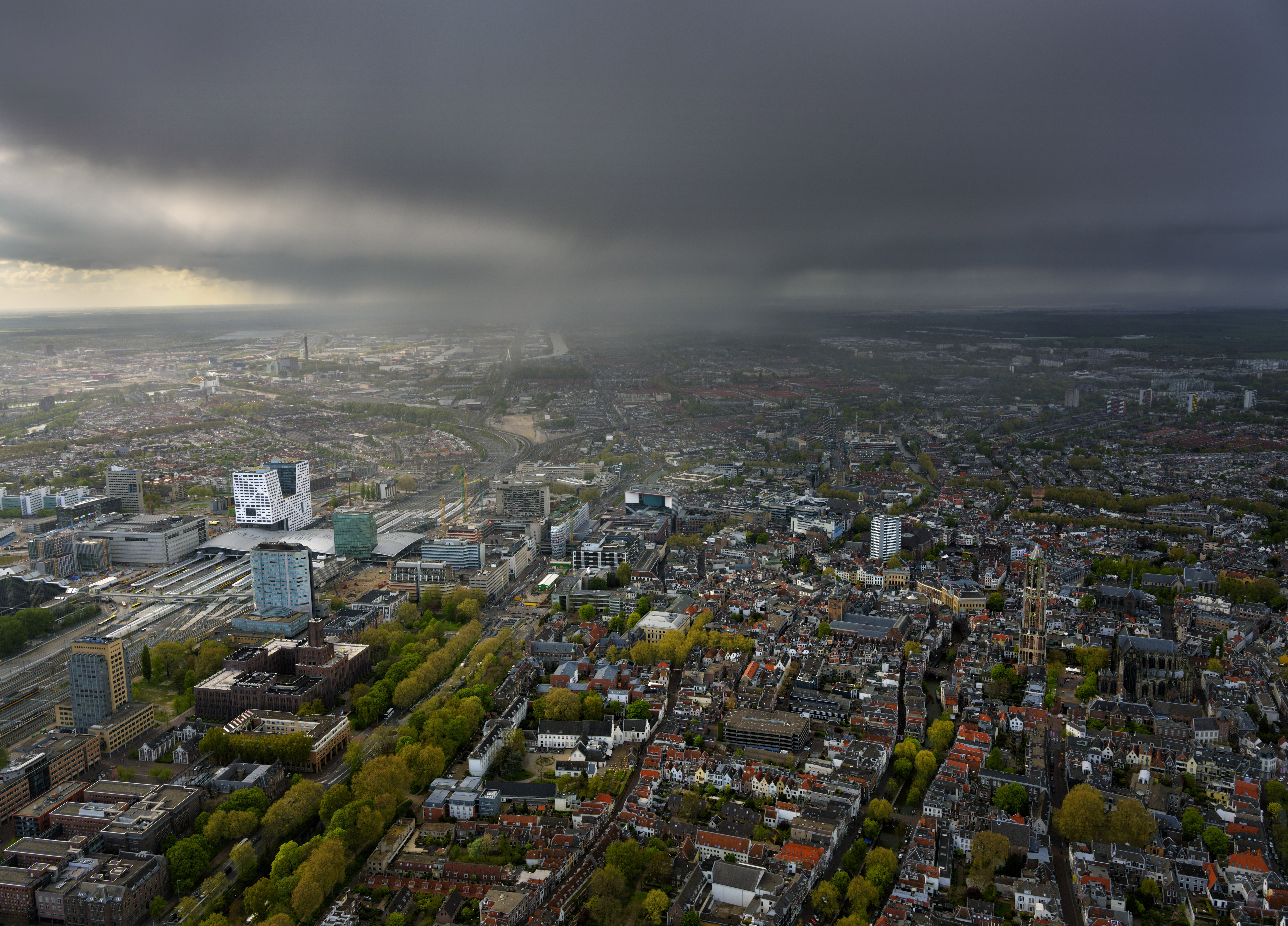 Utrecht, een regenbui boven de stad met rechts de Domtoren en links station Utrecht centraal
(Foto: Marco van Middelkoop/Hollandse Hoogte)
