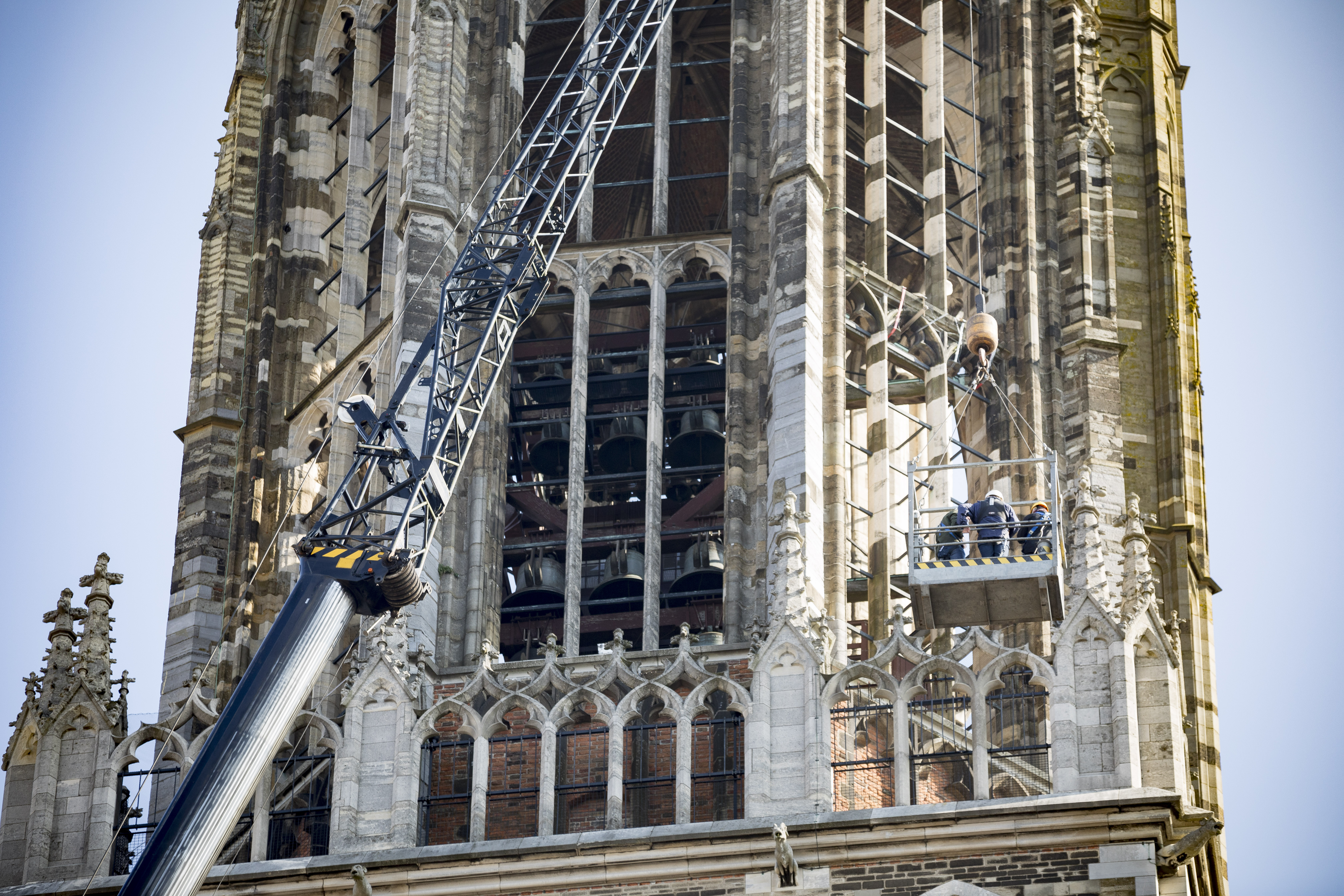 Utrecht, 200917
Inspectie van de Domtoren. De stenen van de toren zijn in slechte conditie. Herstel kost miljoenen euro's.
Foto: Sjef Prins - APA Foto