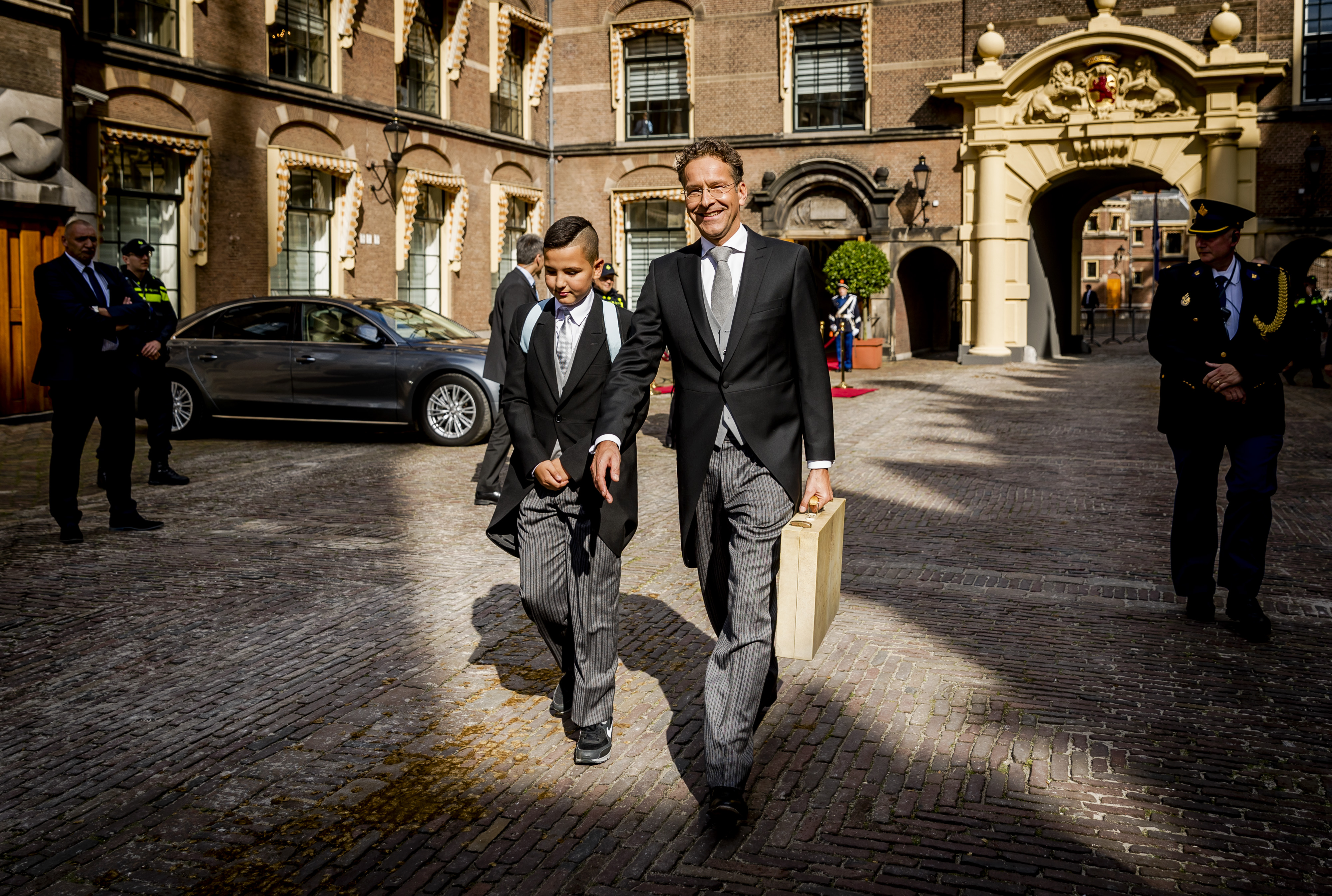 2017-09-19 14:51:12 DEN HAAG - Minister Jeroen Dijsselbloem van Financien is op Prinsjesdag samen met mini-minister van Financien Haci Nuh onderweg naar de Tweede Kamer voor de presentatie van de rijksbegroting en miljoenennota. ANP REMKO DE WAAL