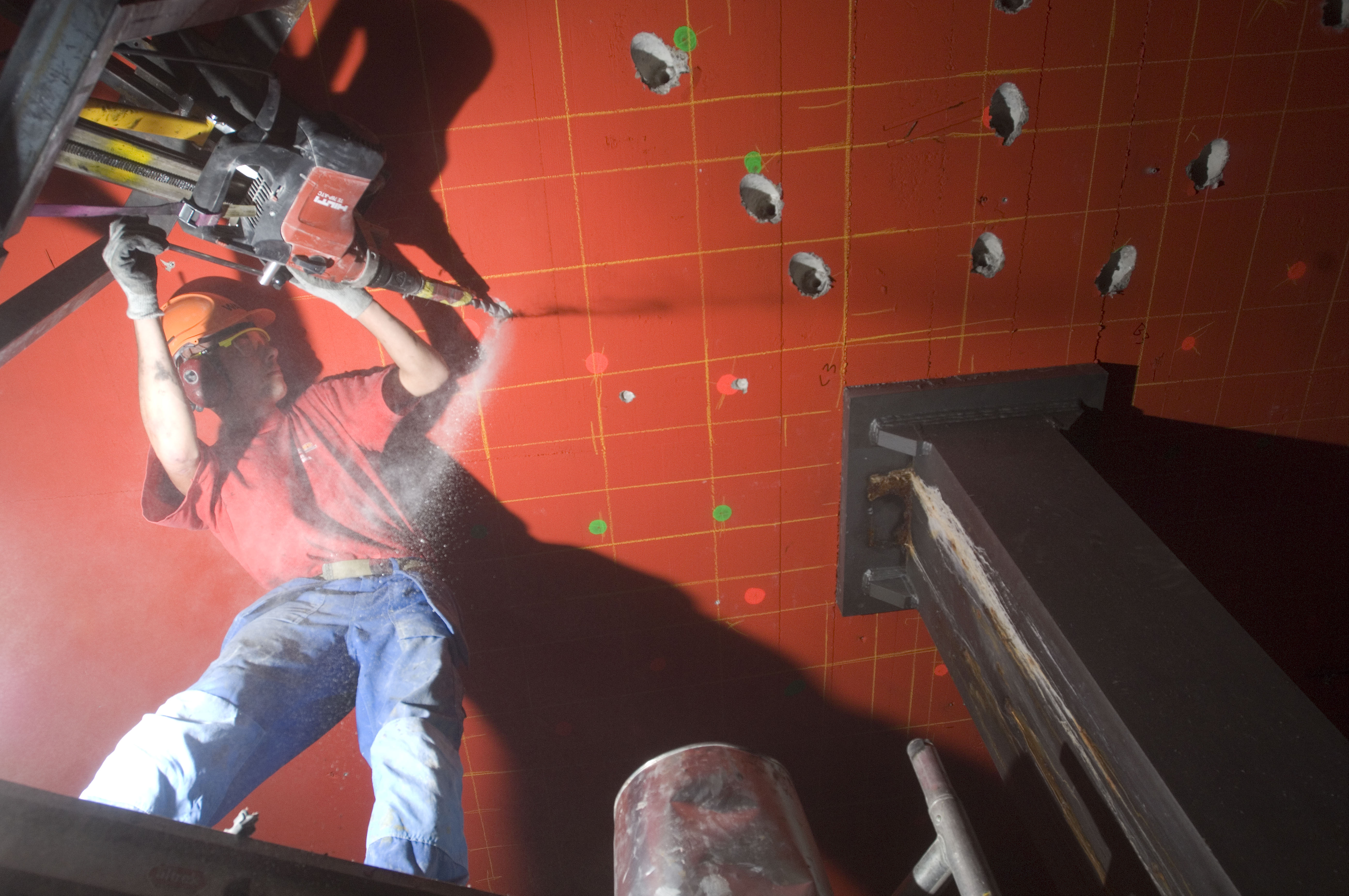 Schuin inboren van ankers ter versterking van de ponswapening in Zwitserland