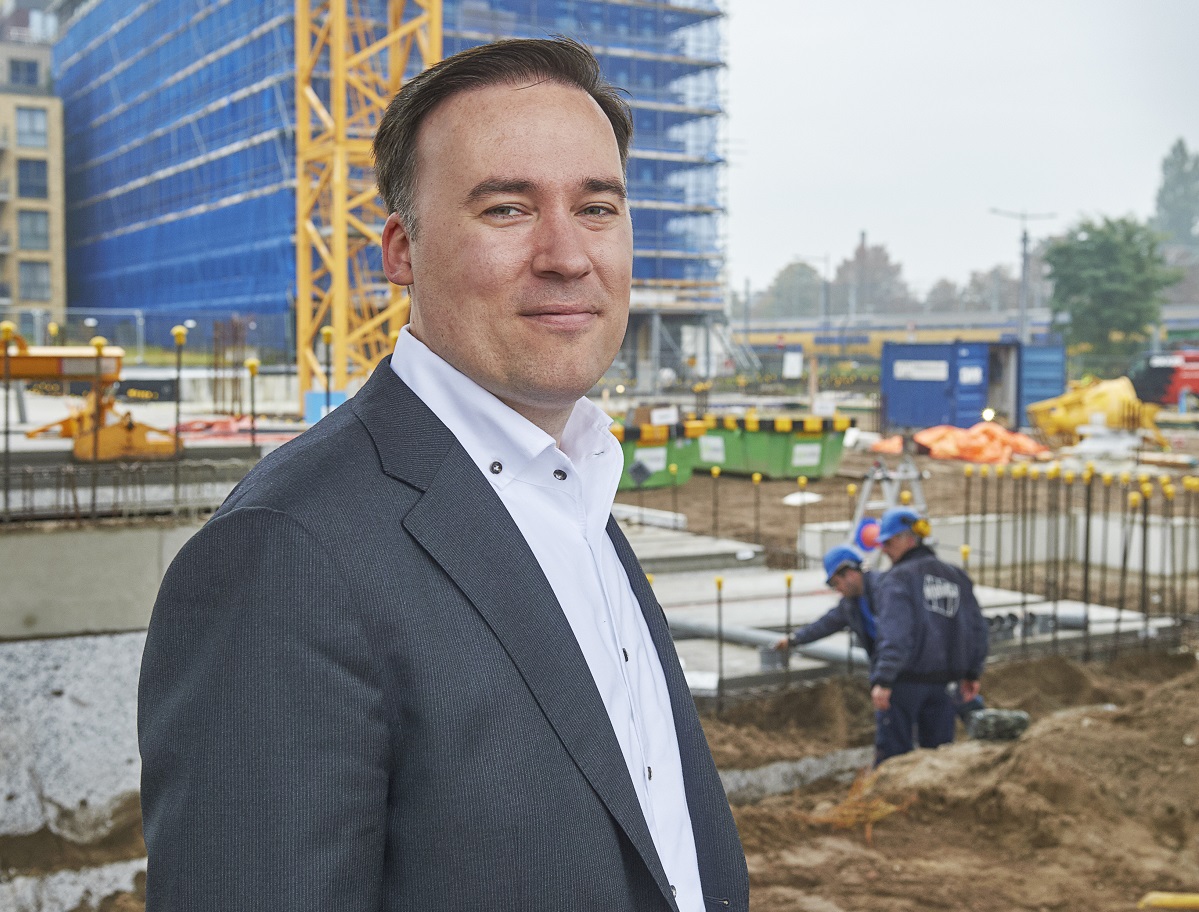 Peter de Haan voor de bouwput van de bioscoop te Den Bosch.
Hij promoveert op privaat bouwtoezicht.
t.b.v. Cobouw 
Fotograaf:Van Assendelft Fotografie