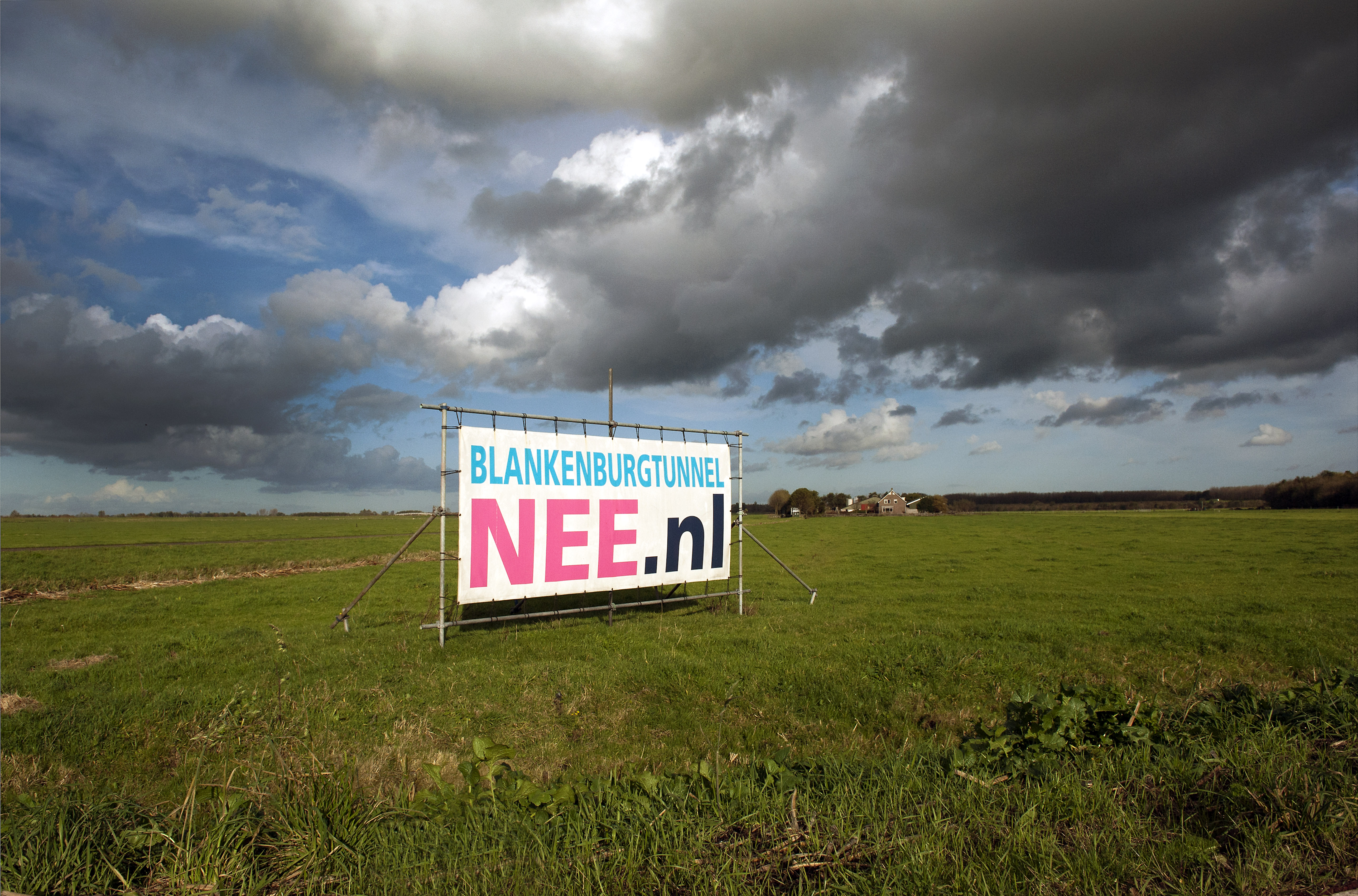 Een protestbord in een weiland tegen de aanleg van de Blankenburgtunnel. Het weidelandschap met meertjes  tussen Vlaardingen en Maassluis. Onder de rook van Rotterdam, bij de Nieuwe Waterweg, komt onder veel protest de zogeheten Blankenburgtunnel.