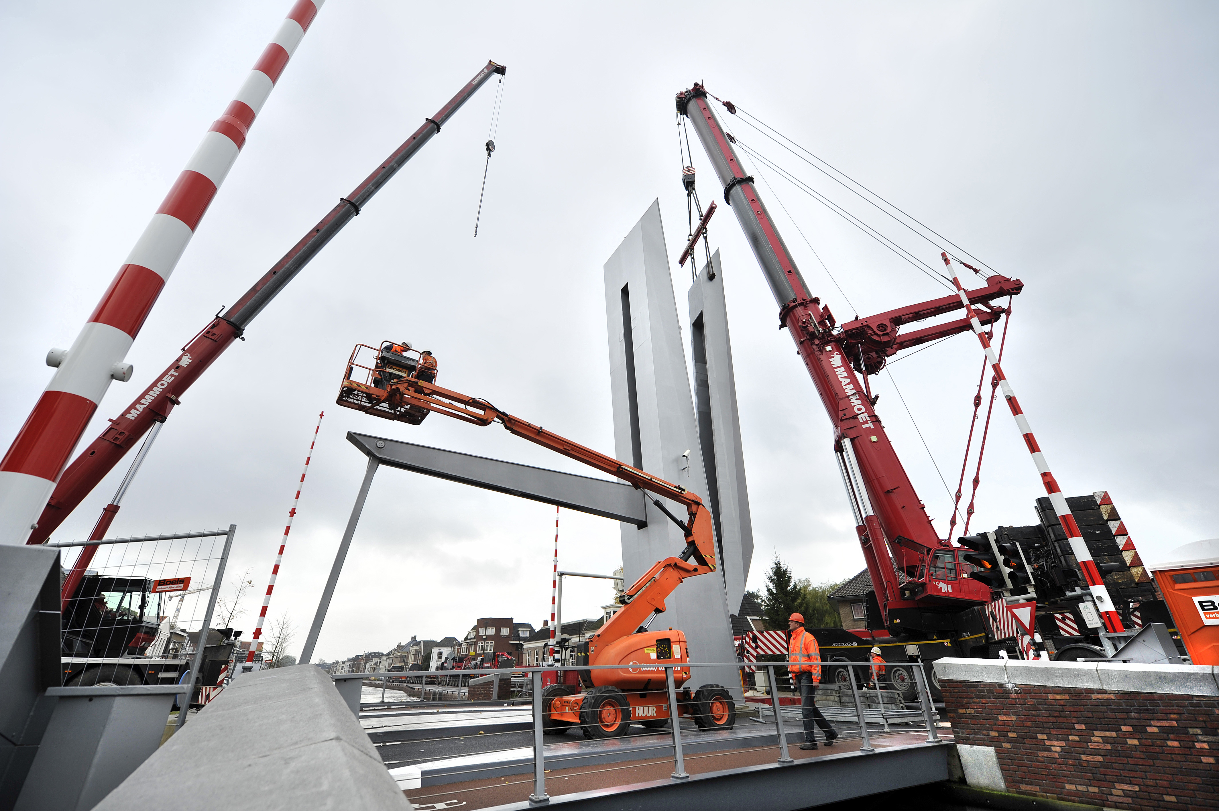 BSB Staalbouw bouwde in 2011 de spoorbrug in Akkrum, die lang met storingen kampte en plaatselijk al de bijnaam 'Blunderbrug' kreeg. Zelfs in de Tweede Kamer werden vragen gesteld over het grote aantal mankementen. (Foto: Noordoost.nl/Alex J. de Haan)


