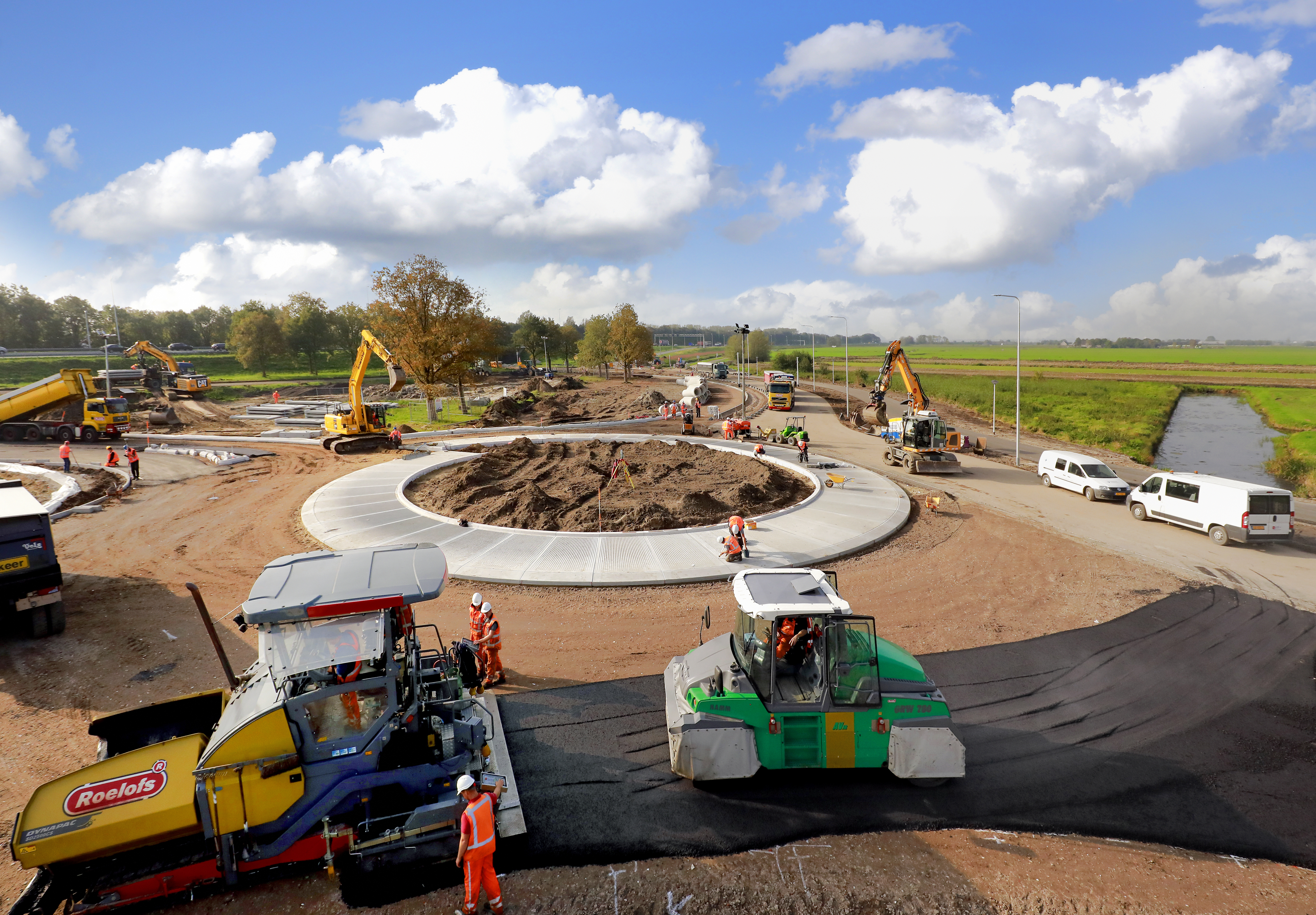 In 10 dagen heeft Roelofs de rotondes aangelegd. Foto: Roloefs/Ruud Ploeg