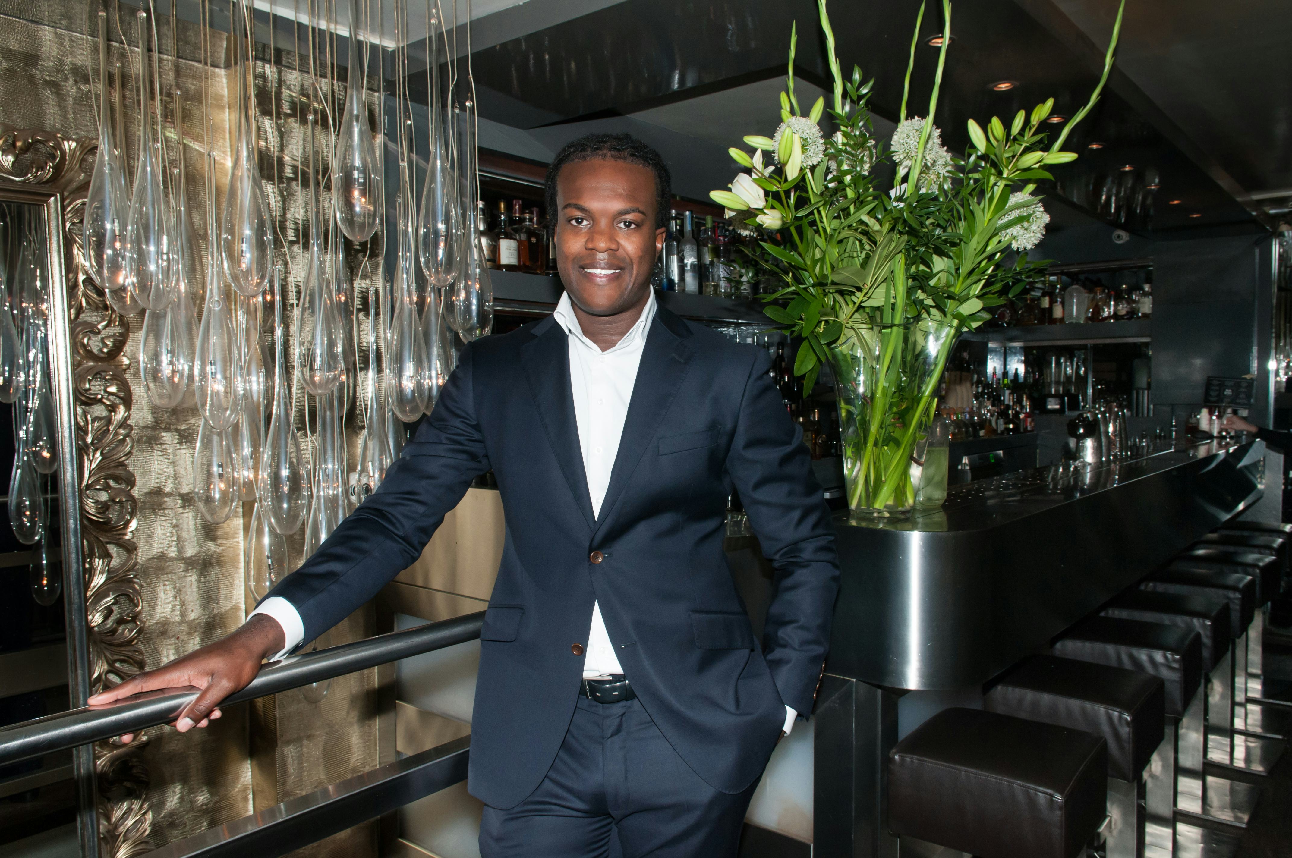 Foto: Ronald Bakker
Melvin Hoost in cocktailbar Njoy in de Amsterdamse Korte Leidsedwarsstraat.