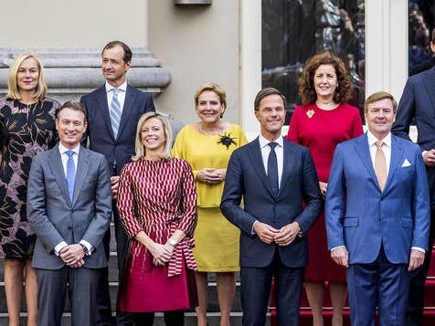 Den Haag, 26 oktober 2017.
Het kabinet-Rutte III en koning Willem-Alexander staan op het bordes bij Paleis Noordeinde in Den Haag.