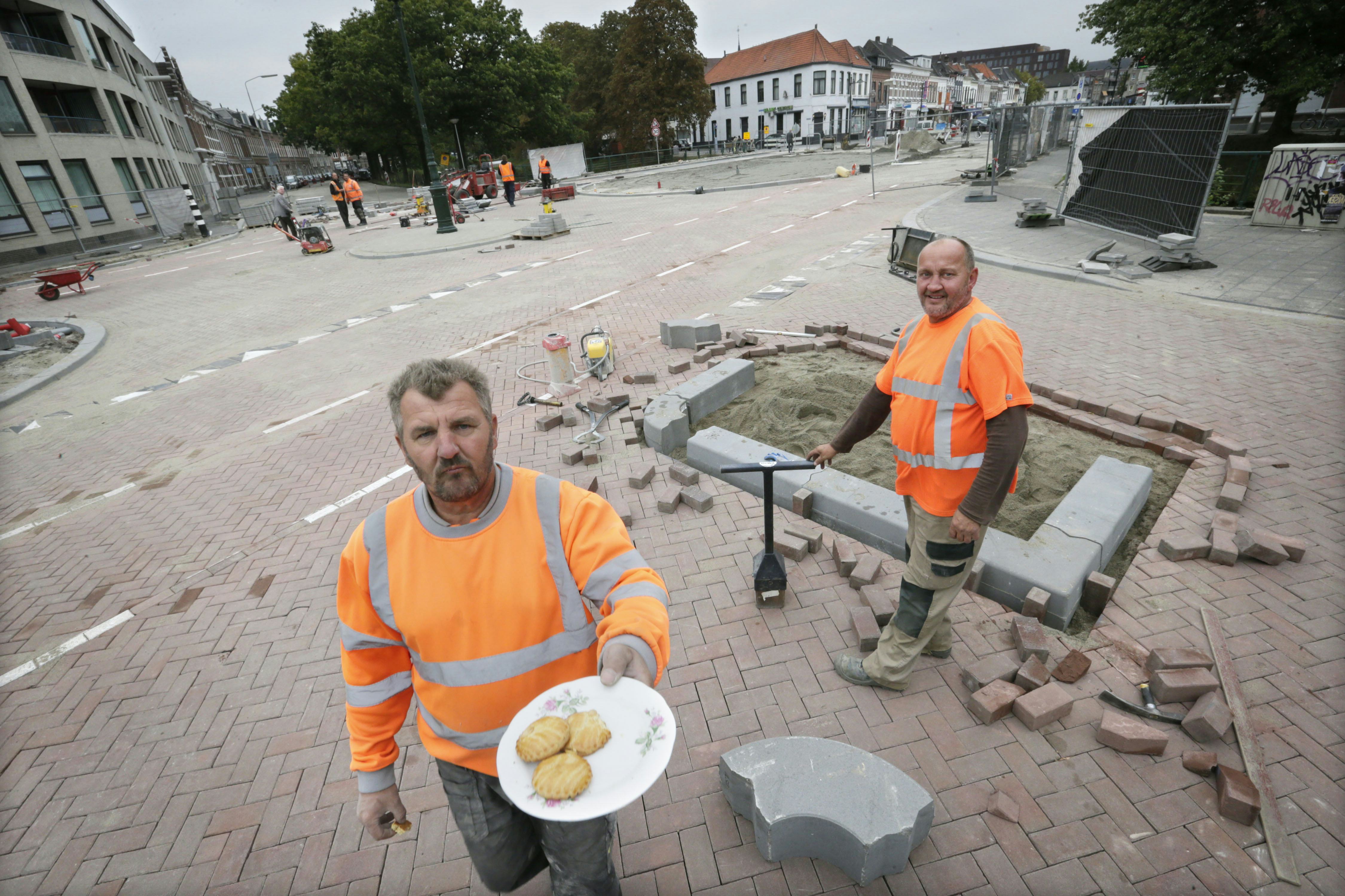 Van 7 uur 's ochtends tot 7 uur 's avonds word er gewerkt aan de kruising Haagweg/Tramsingel om te zorgen dat de Singelloop a.s. zondag hier zonder problemen langs kan. Fotograaf krijgt ook een koekje.
Foto: Joyce van Belkom/Hollandse Hoogte