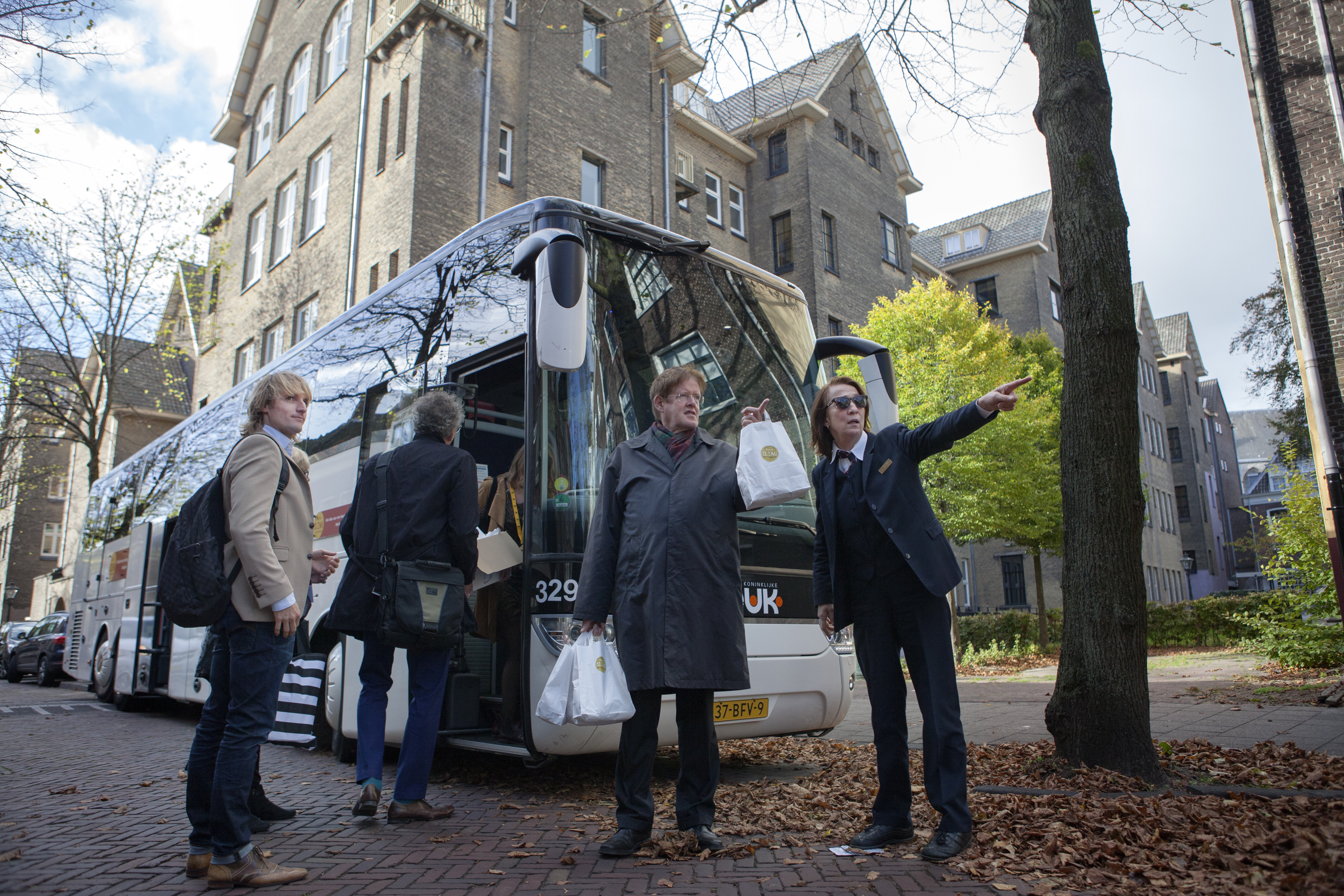 LEIDEN- busreis langs leegstaande panden of paneden met een nieuwe functie. groep vertrekt bij het Biercafé Olivier waar boven studentenwoningen zijn gemaakt.Vroeger was het een ziekenhuis.