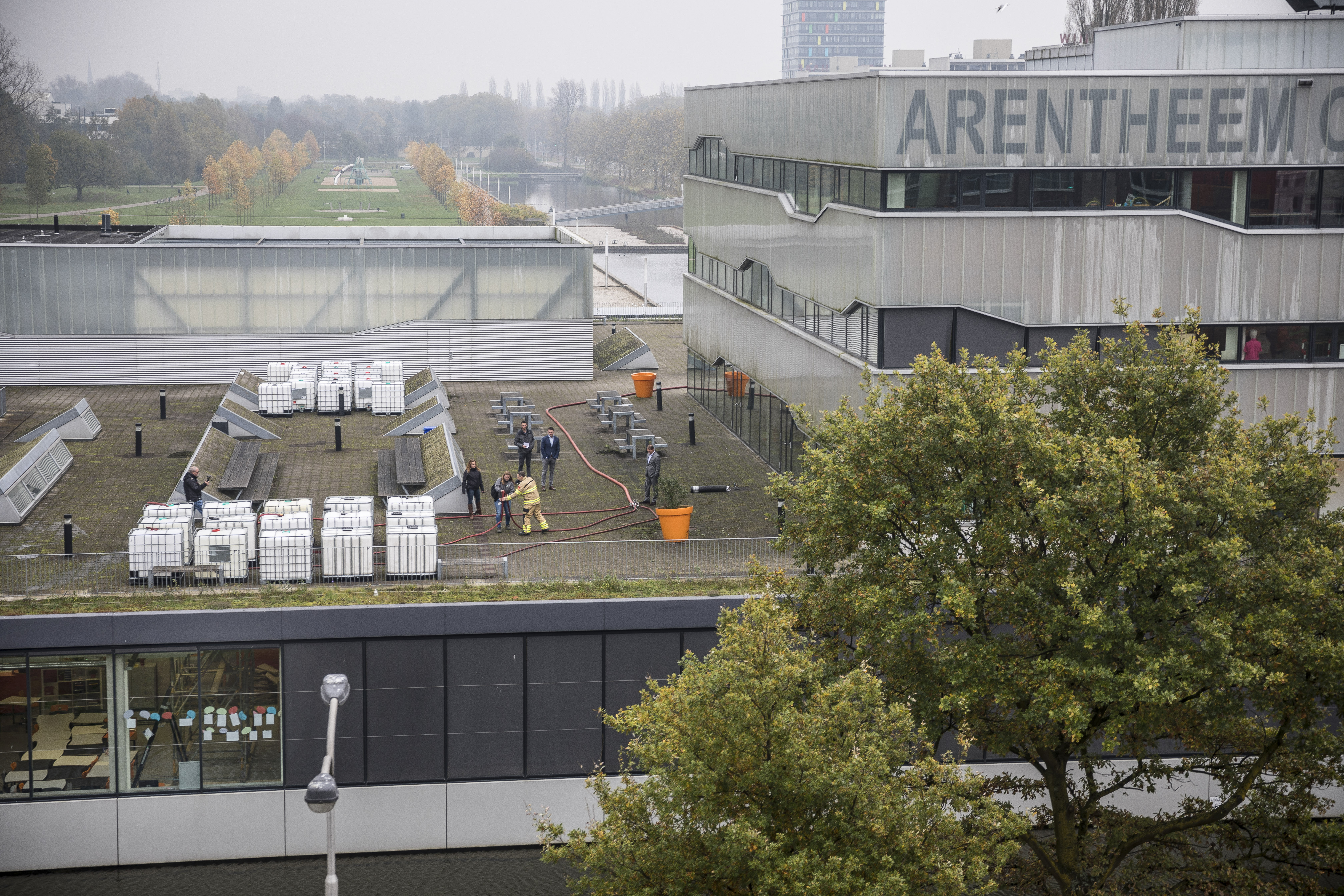 Een belastingproef op Leerschool Presikhaaf in Arnhem met watergevulde tanks. Foto: Sjef Prins - APA Foto