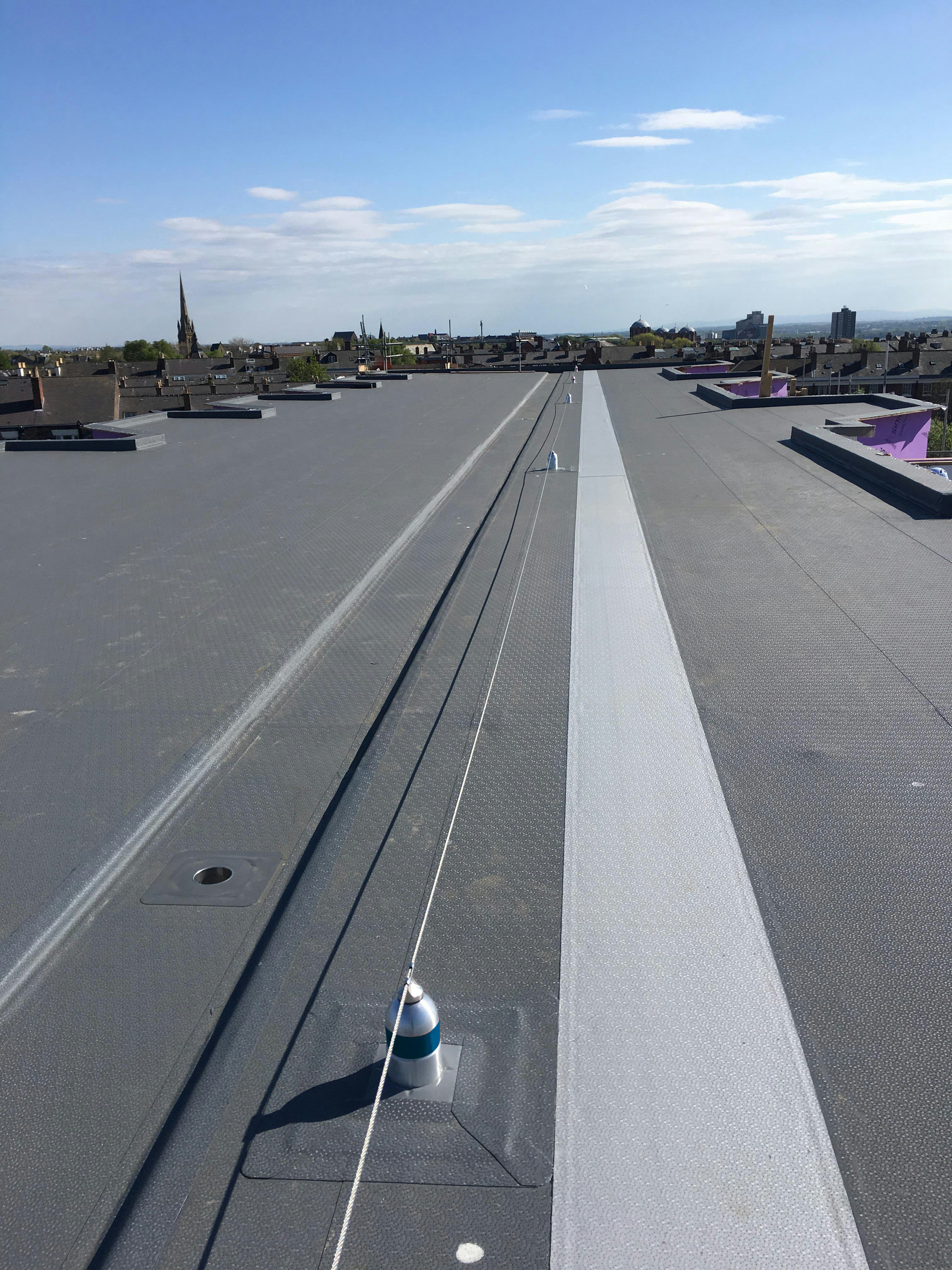 Permanent valbeveiligingssysteem voor veilig werken op het dak