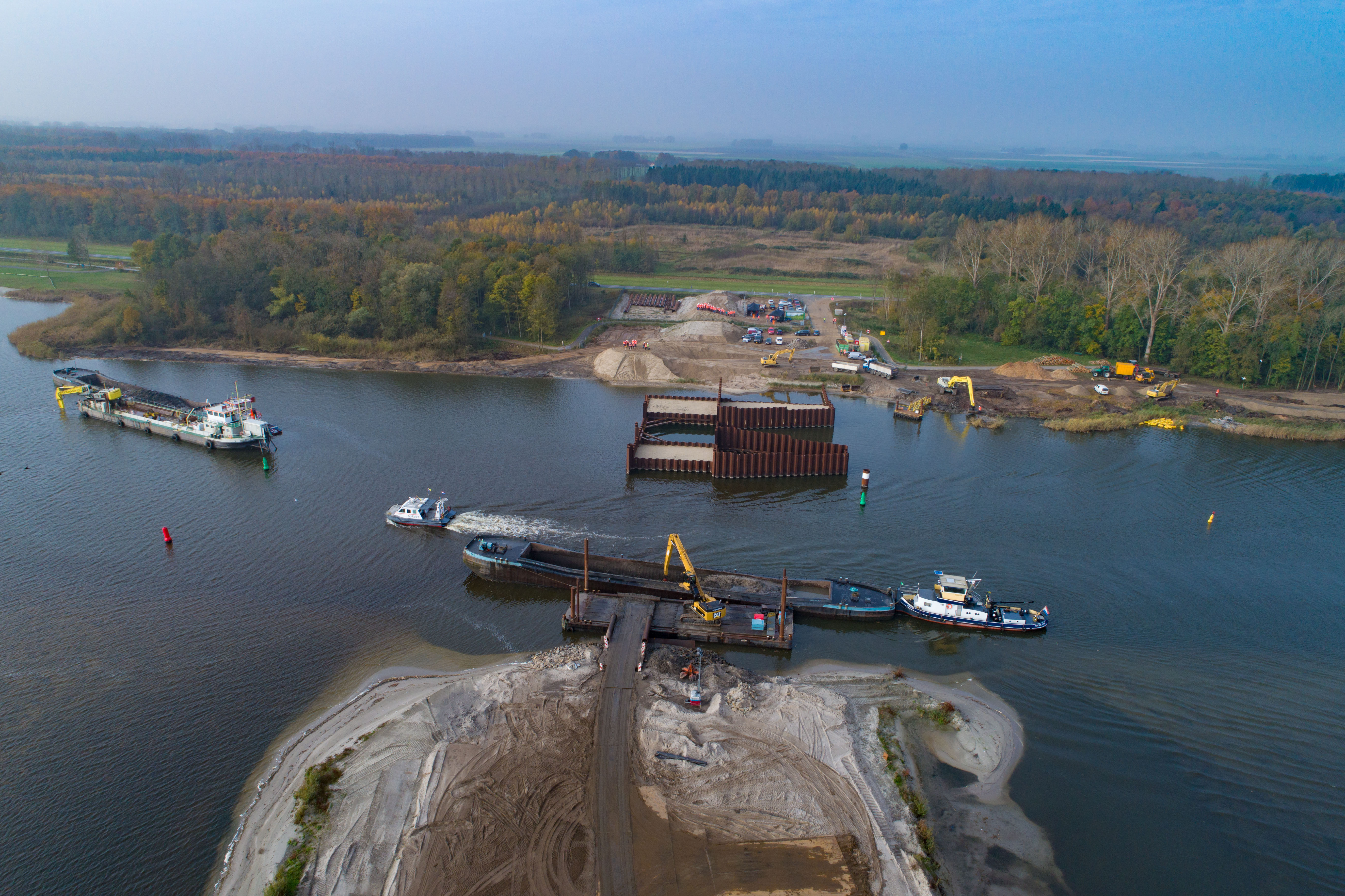 Startsein aanleg Reevesluis in het Drontermeer.
Door het Reevediep, de nieuwe waterverbinding (bypass) tussen de IJssel en het Drontermeer, wordt vanaf 2022 in extreme omstandigheden het hoogwater van de IJssel sneller afgevoerd via het Drontermeer en het Vossemeer naar het IJsselmeer. 
Foto Freddy Schinkel, IJsselmuiden © 091117