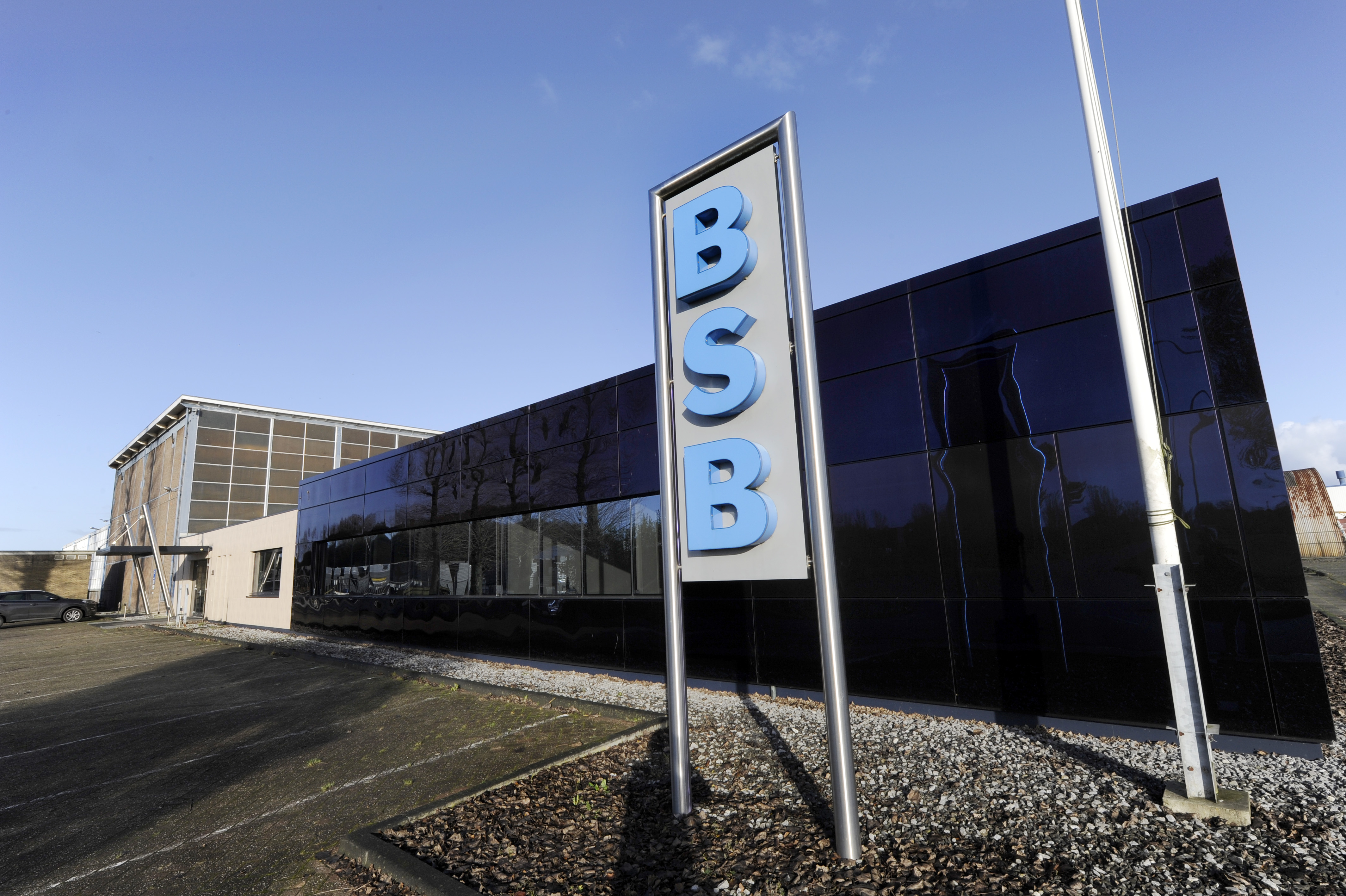 Het kantoor met bedrijfshal van BSB Staalbouw in het Friese Sumar.