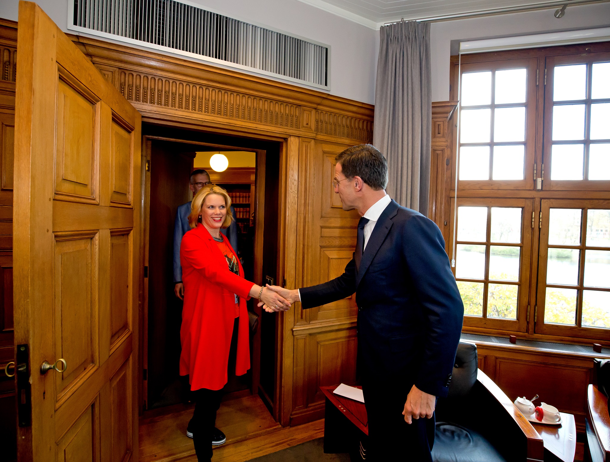 DEN HAAG - De drie ondernemers Anita Veenendaal, Yvonne van der Hulst en Peter van der Wal en Leendert-Jan Visser, directeur van MKB Nederland op bezoek bij Minister-president Mark Rutte in het Torentje. In het kader van de Dag van de Ondernemer ontvangt de premier de Ondernemers in het Torentje. Foto voor de Ondernemer. FOTO BART HOOGVELD