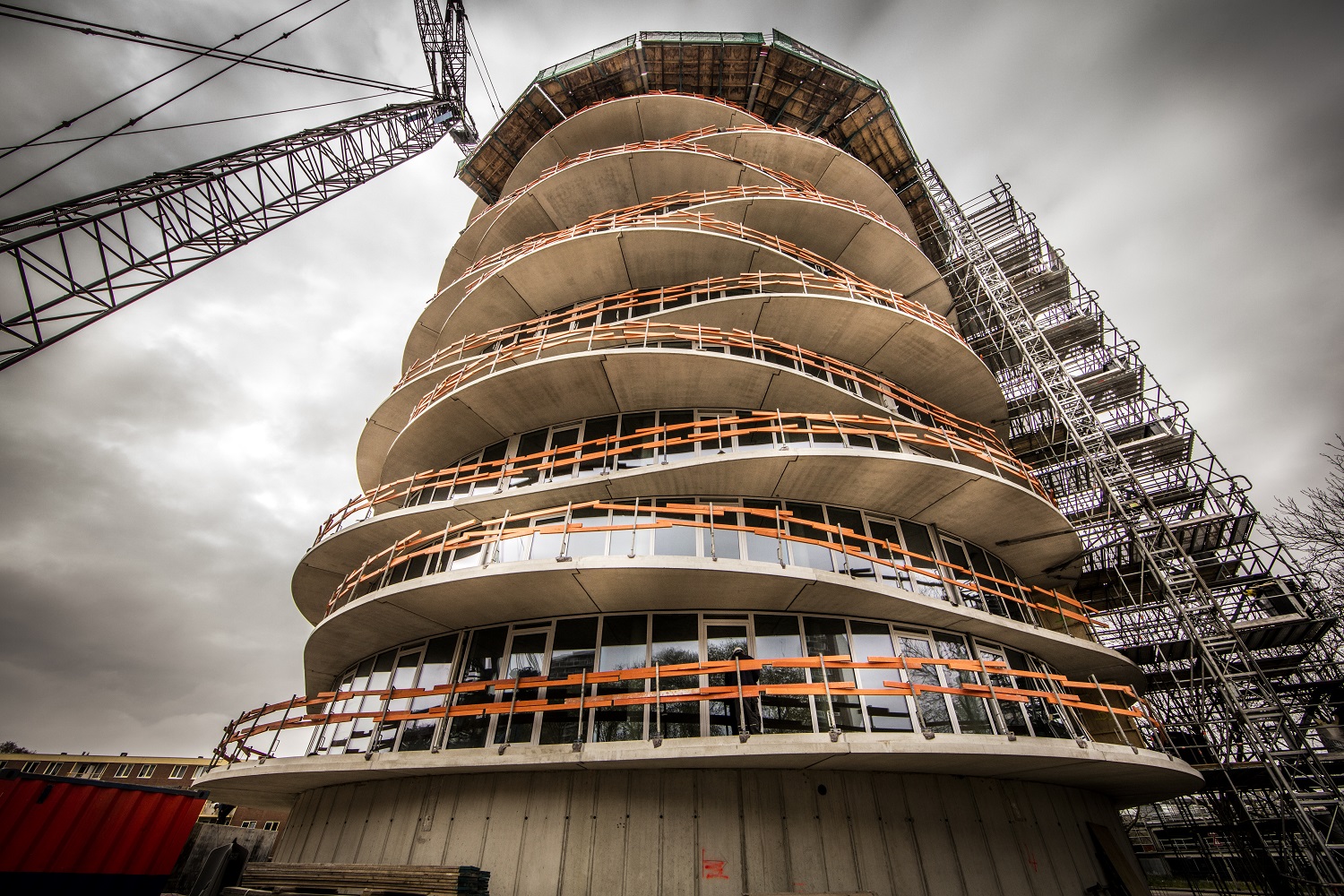 Haarlem, 21 april 2017. BOUW WOONTORENS.
In Haarlem op de Briandlaan in Schalkwijk wordt gebouwd aan de 1e van 2 nieuwe woontorens. De eerste is al op hoogte en van de 2e staat de basis er al. Via een speciaal proces worden de bekistingen gemaakt op een ronde vorm en daar dan gestort op de hoogte. Per etage wordt er 6 dagen aan gewerkt. Het  gaat dus zeer snel. Op enkele van de foto's is het hoekstuk te zien in de vorm van een taartpunt die er voorzorg dat het laatste stuk van de betonbekistingen aan elkaar kunnen worden gemaakt.Foto's Martin Mooij in opdracht van Cobouw Michiel Maas


 Onderwerpen oktober 2017
