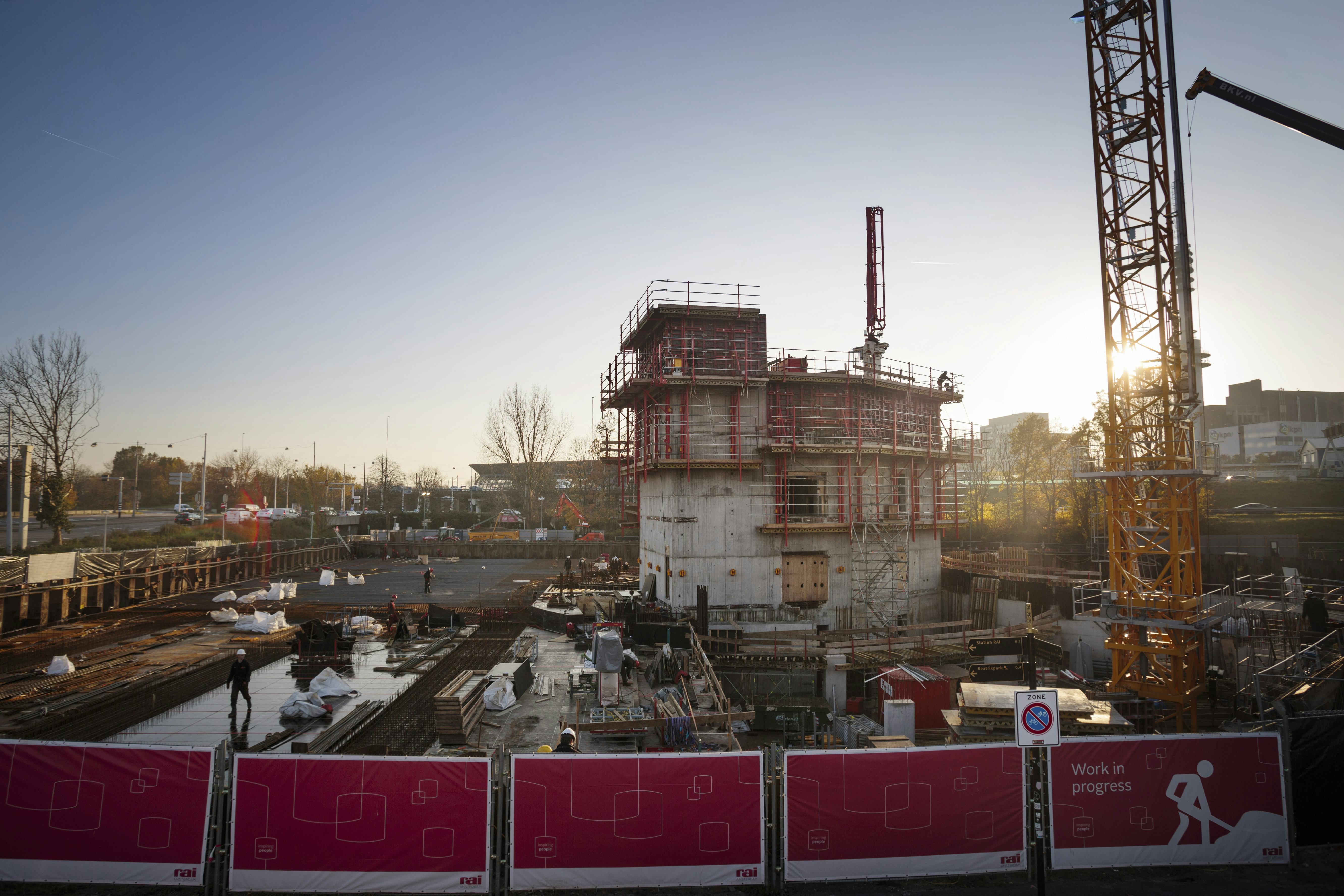 De bouwput van het nieuwe Nhow hotel bij de RAI in Amsterdam.