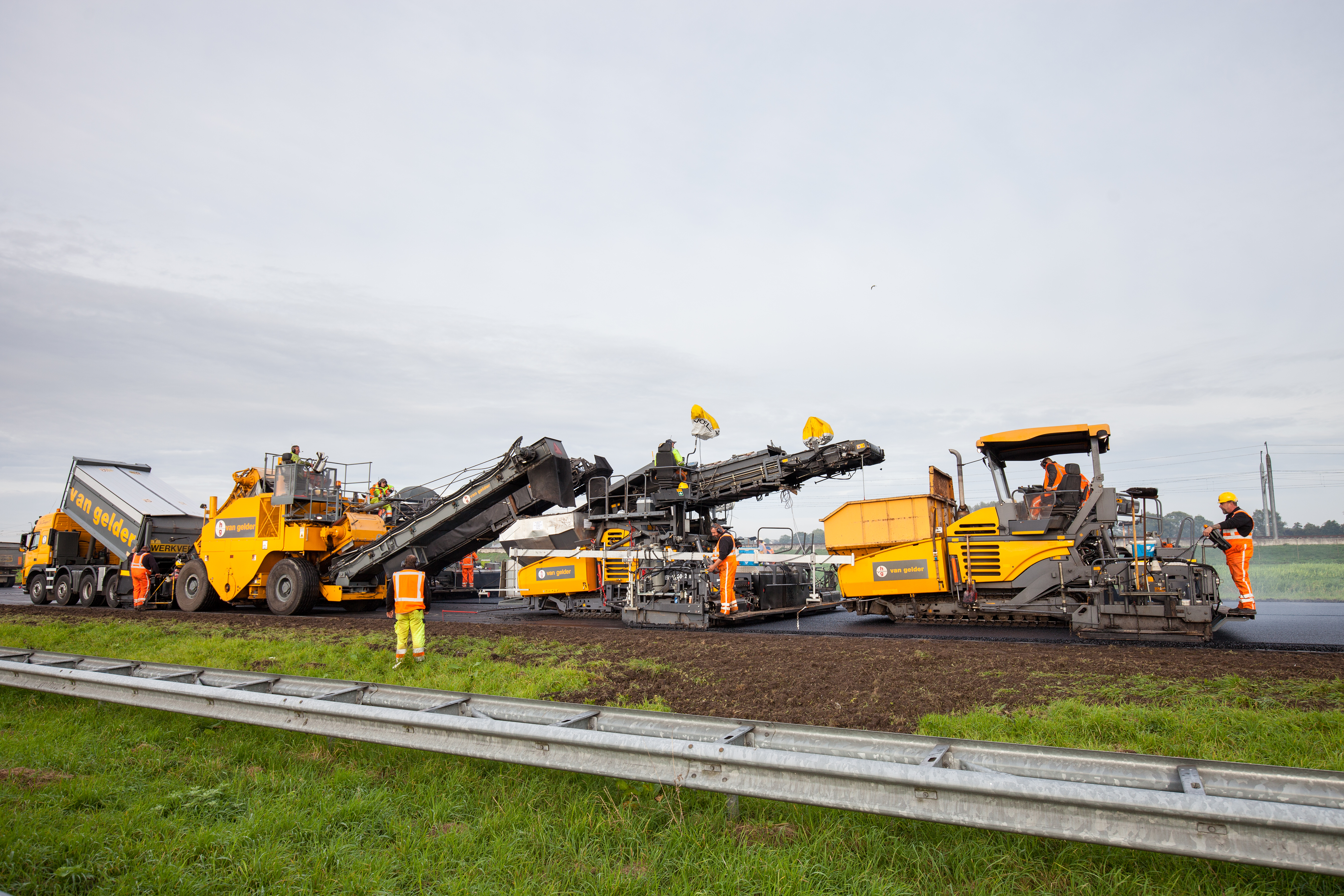 De nieuwe inline paver van Van Gelder. Hier in actie op de A4 bij Roelofarendsveen. Foto: Ruben Hamberg.