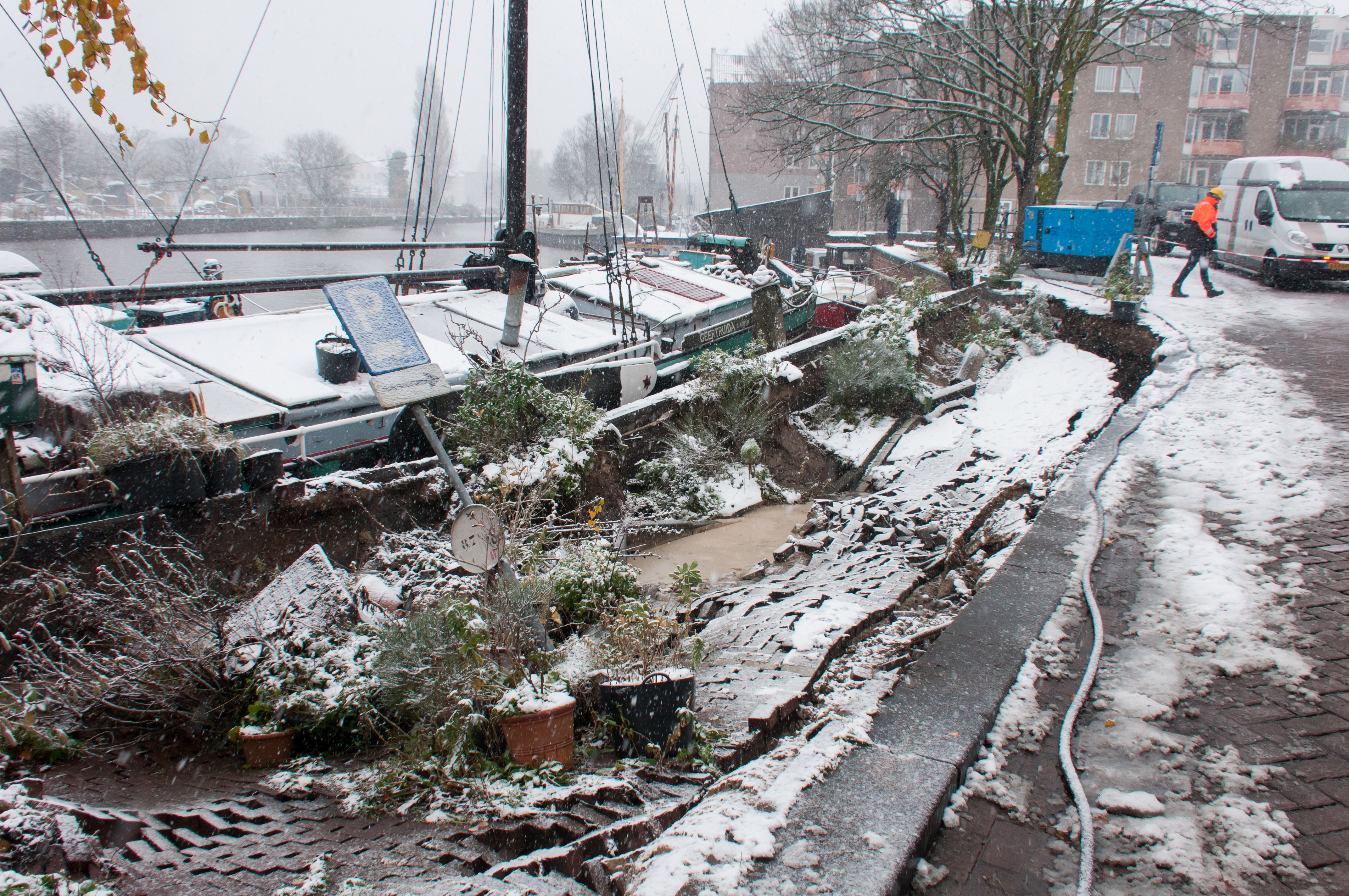 Foto Ronald Bakker
Een deel van de Entrepotkade is ingestort. Het is een deel waarop een laad- en losplaats voor vrachtwagens is. De woonarken naast de kade en in de nabijheid van de kade worden naar een andere lokatie gesleept. Er was geen stroom en gas meer. De werkzaamheden voor het herstel van de kademuur zal geruime tijd in beslag nemen. De aannemer is De Klerk.