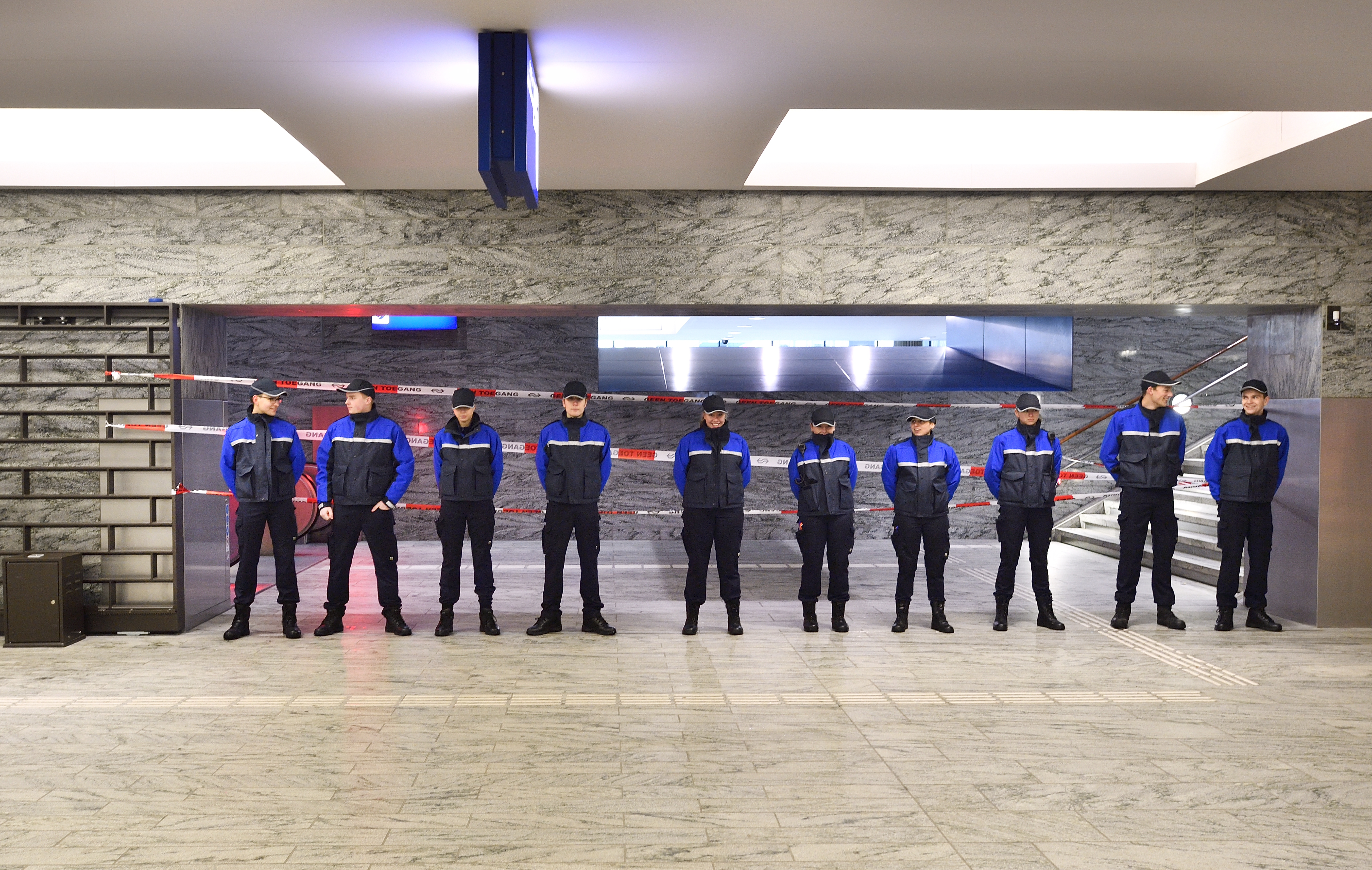 12122017 Cobouw
Centraal station Breda ontruimd ivm verzakking bussperron. Beveiligers staan in een linie voor de ingang van het afgesloten bussperron.Foto Erald van der Aa