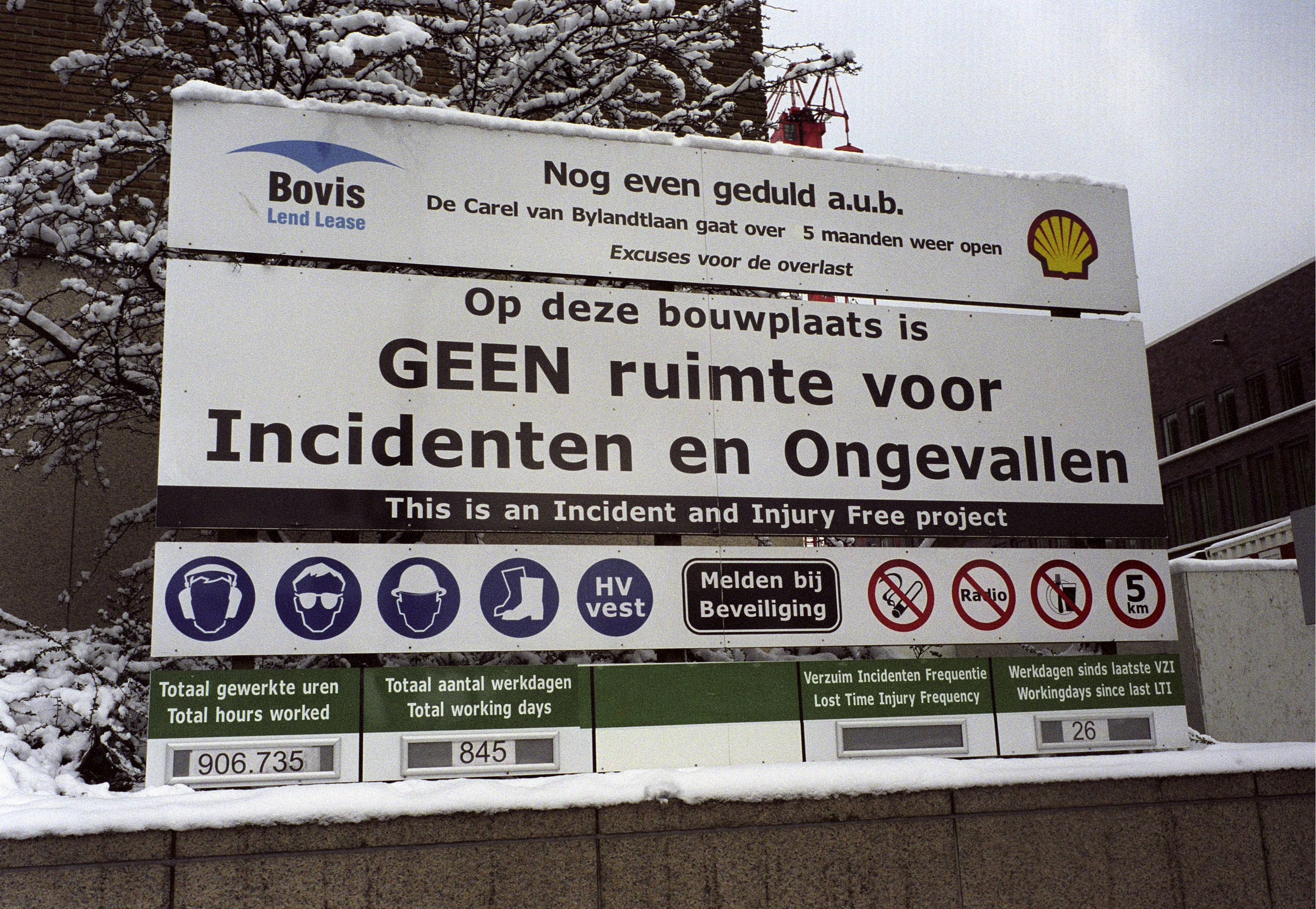 Nederland, Den Haag, 3 maart 2005
Verbouwing Shell kantoren. Bord met waarschuwingen en tekst: Geen ruimte voor incidenten en ongevallen. Veiligheid.
Foto: Sijmen Hendriks/Hollandse Hoogte