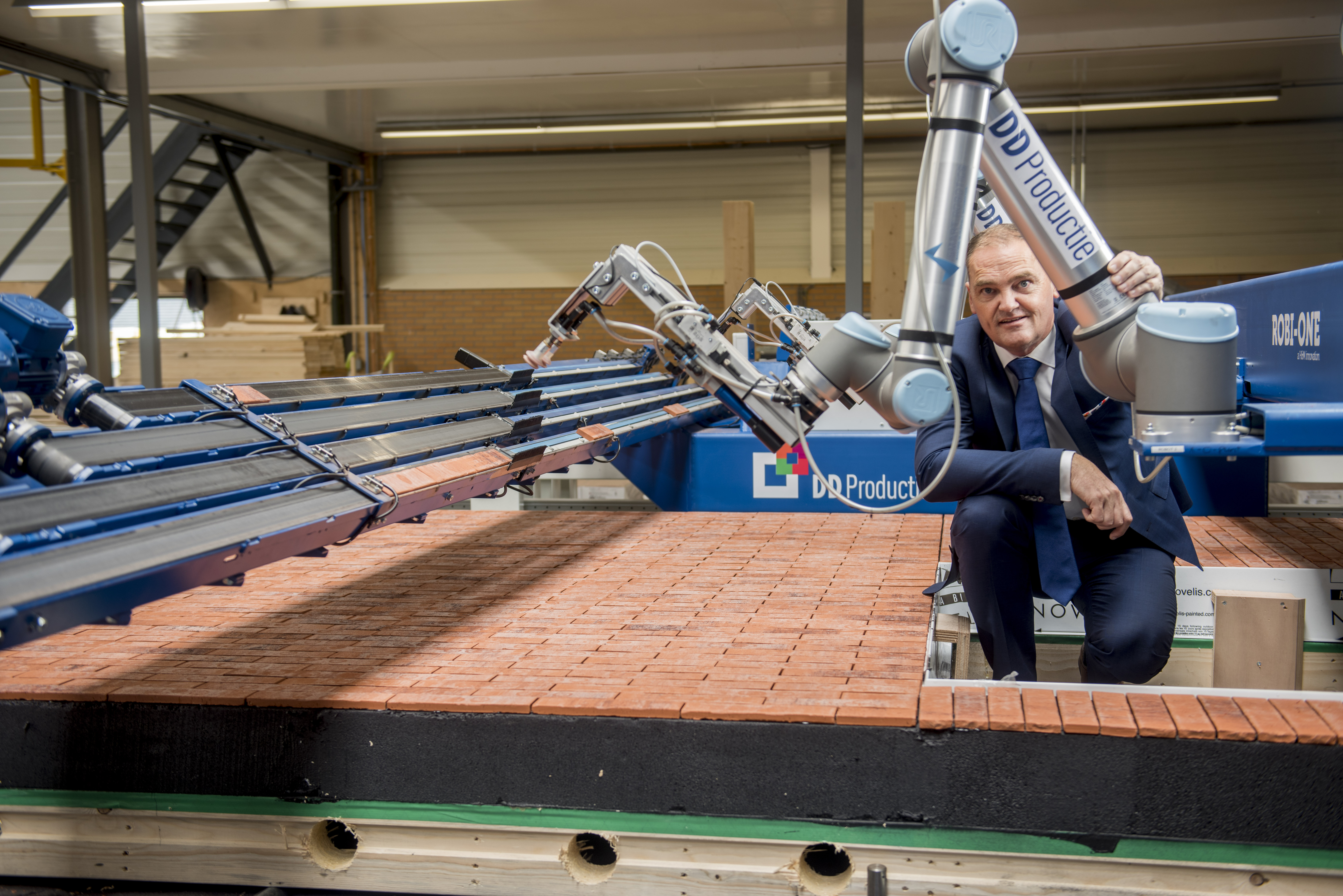 29-09-2017
Dokkum
© foto: Hoge Noorden / Jacob van Essen
Bouwbedrijf Dijkstra Draaisma
met op de foto Biense Dijkstra tussen de robots.
(de productie lag stil)
De liggende foto's zijn voor Coubouw50
