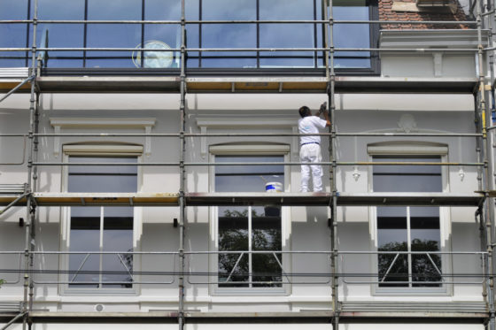 Nederland, Nijmegen, 26-7-2017
Een huisschilder schilderd het kozijn van een groot pand . 
Foto: Flip Franssen