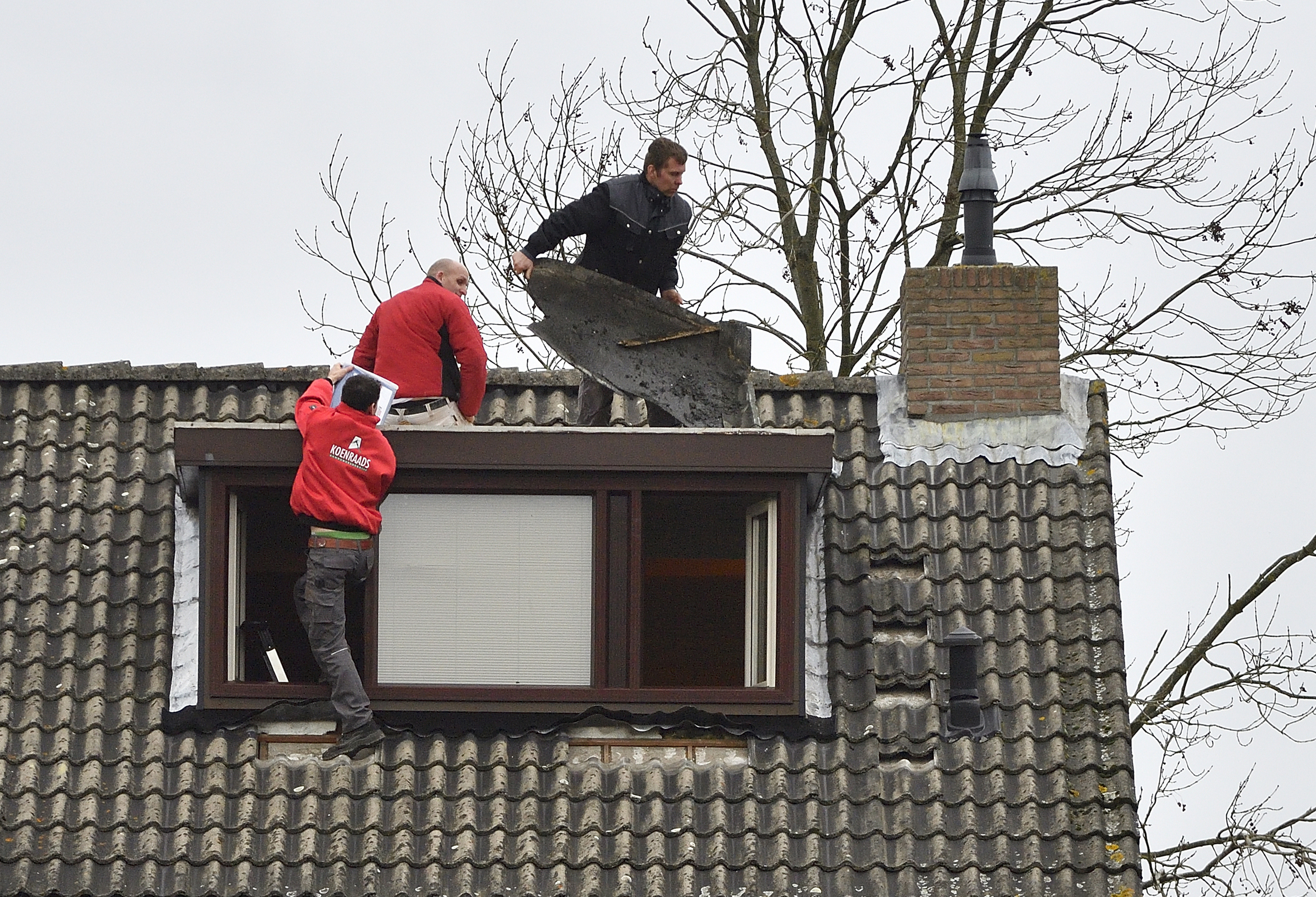 03012018 Cobouw Zelf aangeleverd
Stormschade  aan de Torenvalk in Etten Leur bouwvakkers van Koenraads moeten het dak op. Foto Erald van der Aa