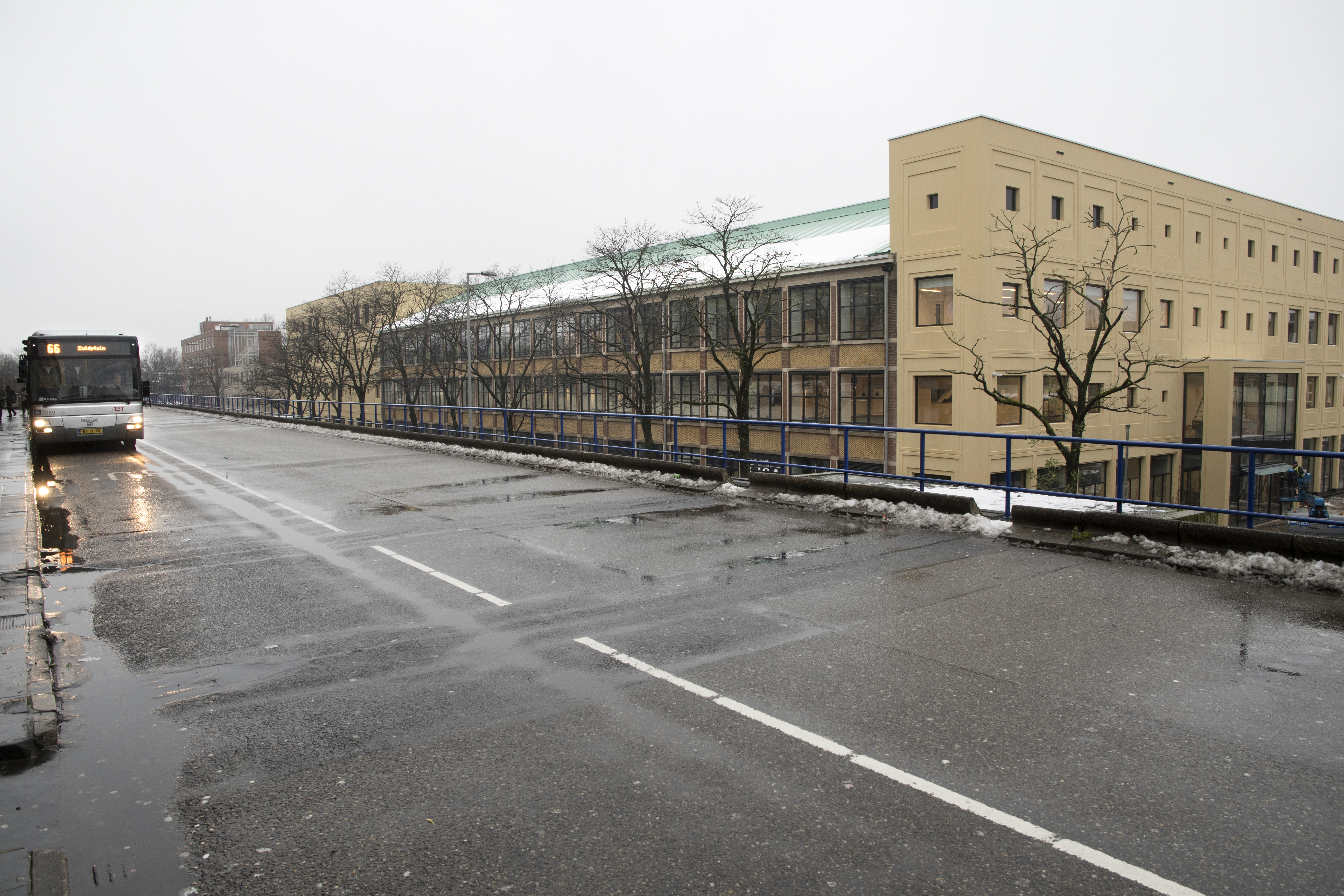 Rotterdam Zuidplein 12 december 2017
Bij Artikel door Edo Beerda
50-meterzwembad in deelgemeentekantoor
Het verouderde Zwembad Charlois maakt plaats voor een nieuw 50-meterzwembad in het huidige deelgemeentekantoor, pal naast de nieuwe entree van Winkelcentrum Zuidplein
Foto Ries van Wendel de Joode voor Cobouw