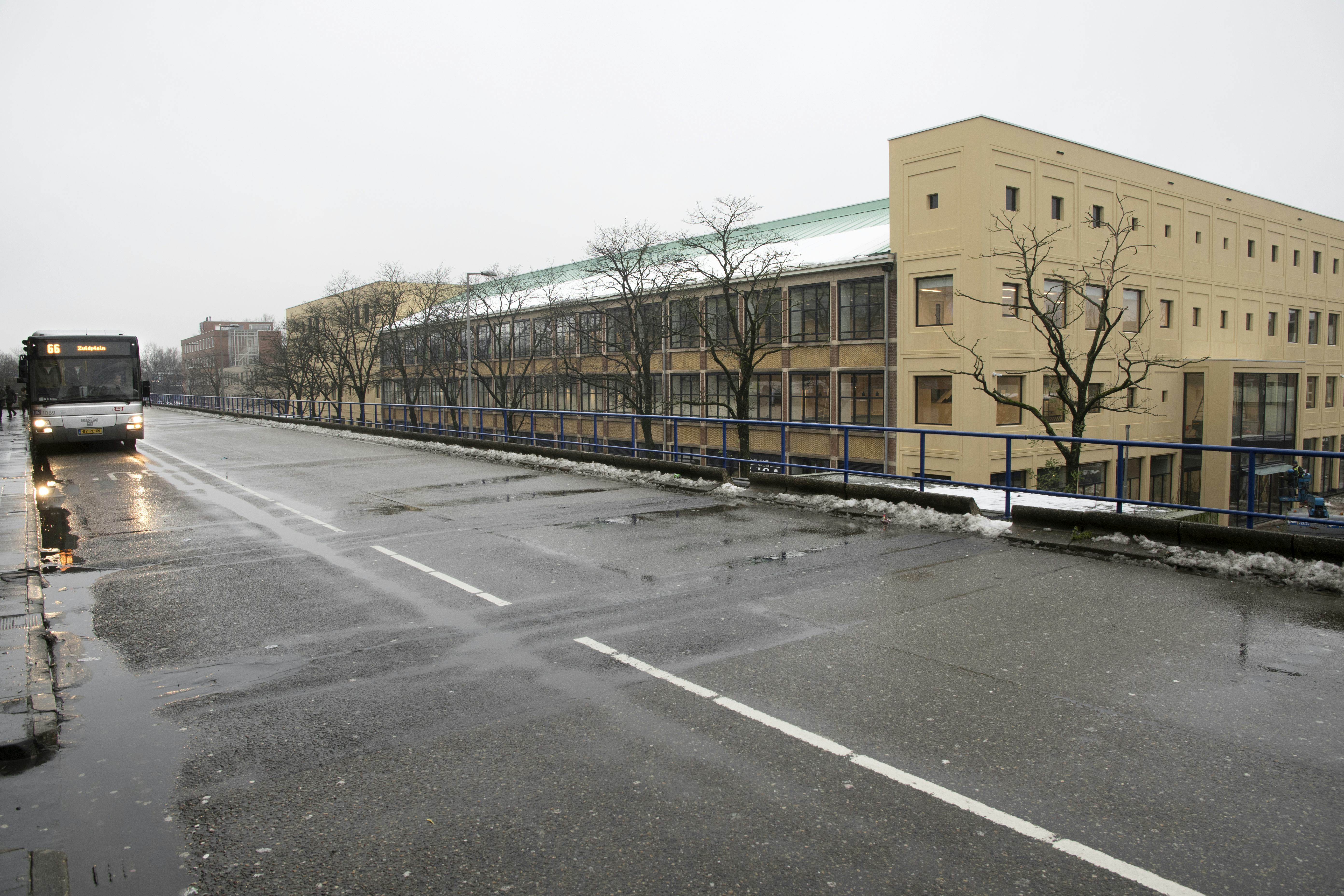 Rotterdam Zuidplein 12 december 2017
Bij Artikel door Edo Beerda
50-meterzwembad in deelgemeentekantoor
Het verouderde Zwembad Charlois maakt plaats voor een nieuw 50-meterzwembad in het huidige deelgemeentekantoor, pal naast de nieuwe entree van Winkelcentrum Zuidplein
Foto Ries van Wendel de Joode voor Cobouw