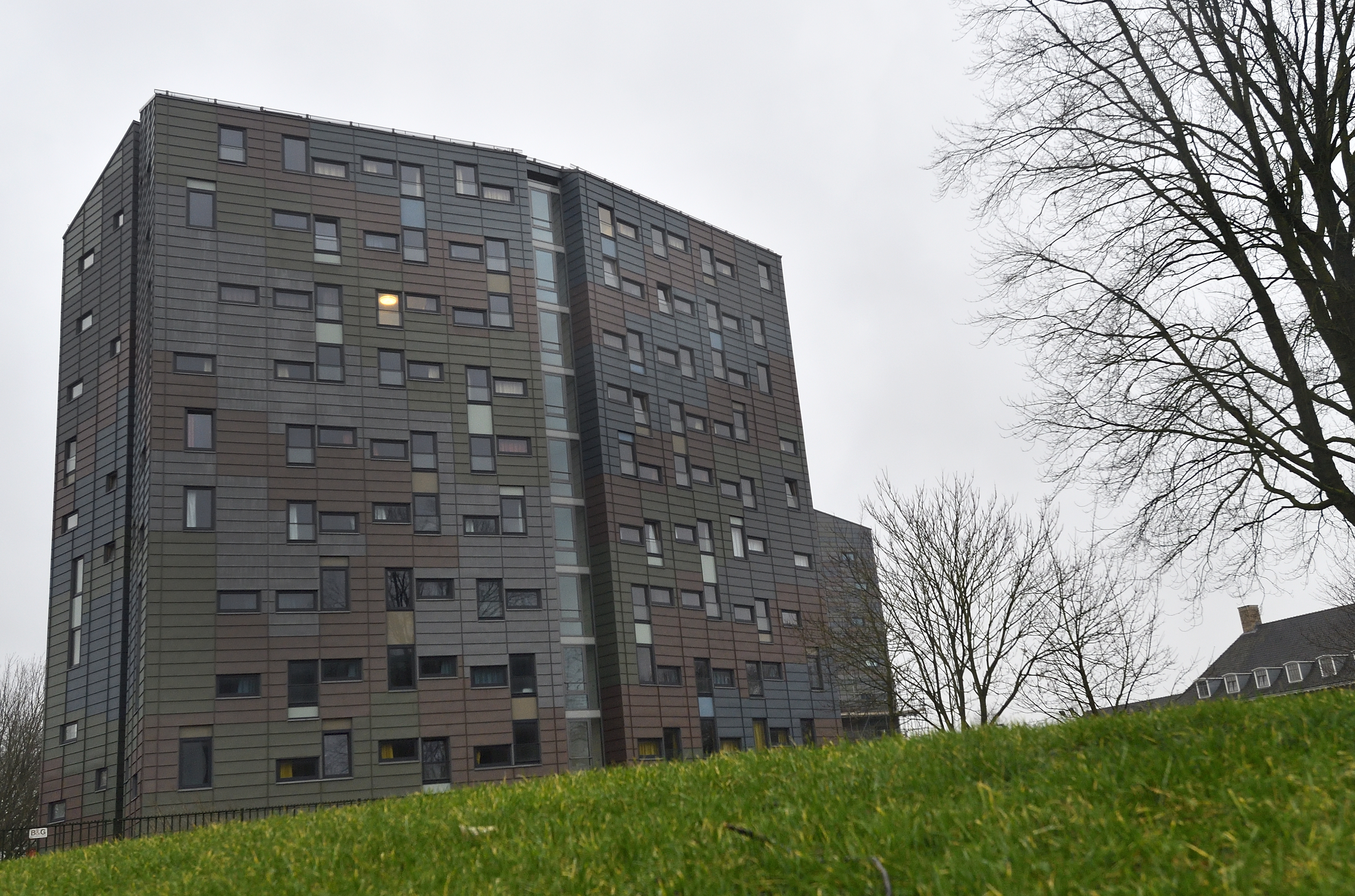 23012018 Cobouw Zelf Aangeleverd
De spinternieuwe woontoren op de Trip van Zoutlandt kazerne in Breda is onbewoonbaar verklaard door het Rijksvastgoedbedrijf. De kadetten die erin verbleven zijn eruit omdat de panelen aan de buitenkant van de kadettenflat niet voldoende brandwerend zijn. Dit is nalv de flat brand in Londen ondekt. Foto Erald van der Aa